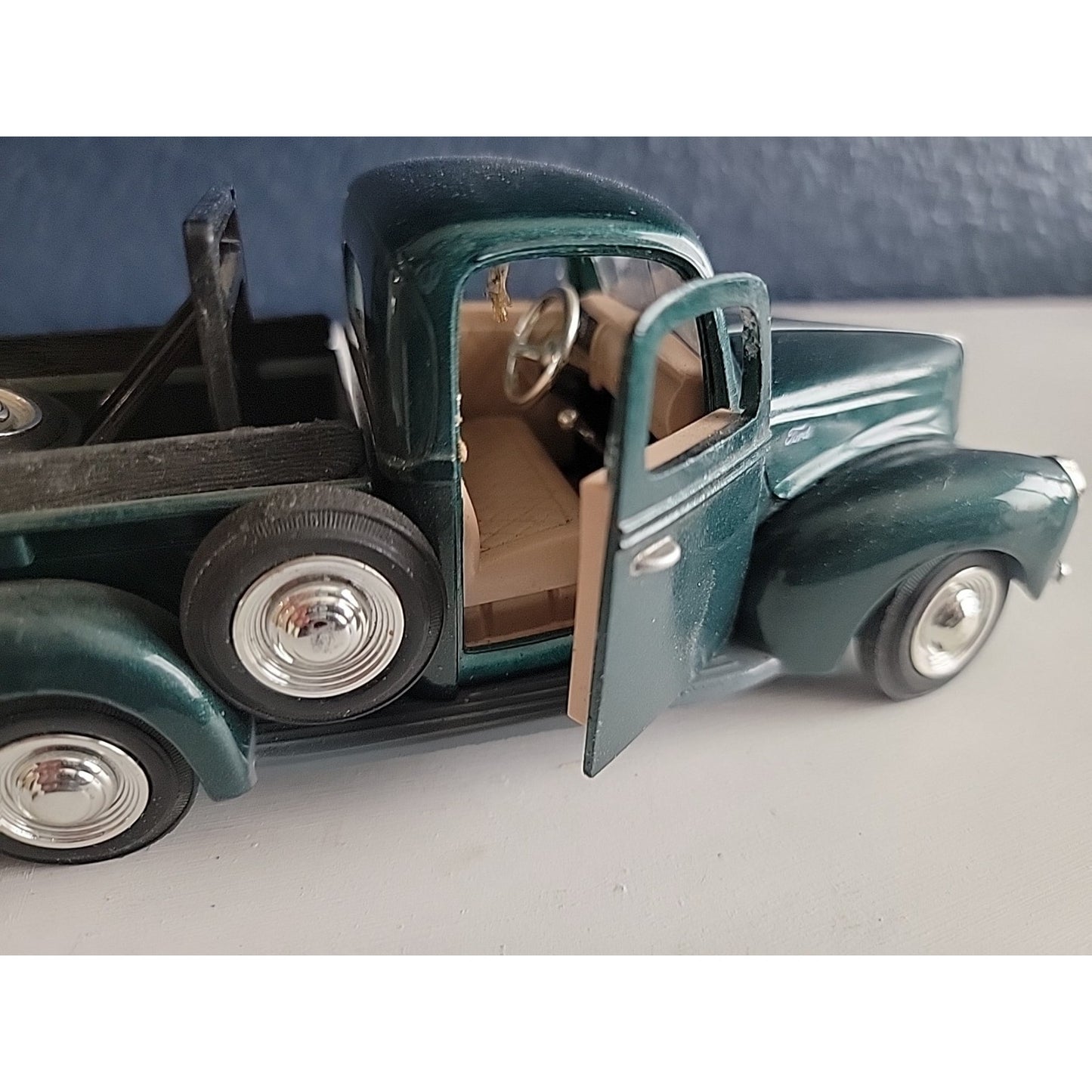 1940 Ford Pickup Truck 1/24 Scale Diecast Model Truck W Tow Equipment Used