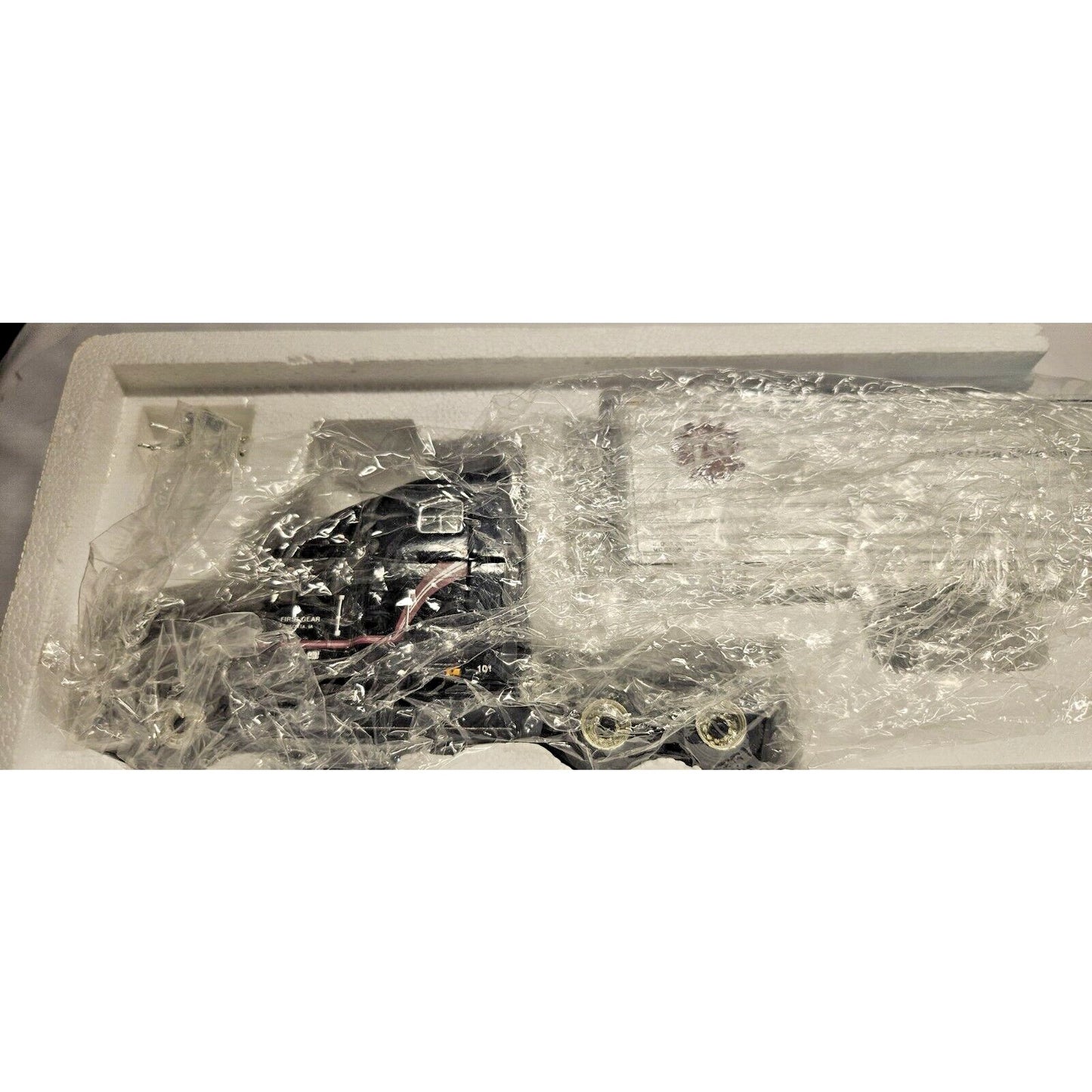 FIRST GEAR FREIGHTLINER FLD 120 TRACTOR/48 FT. TRAILER