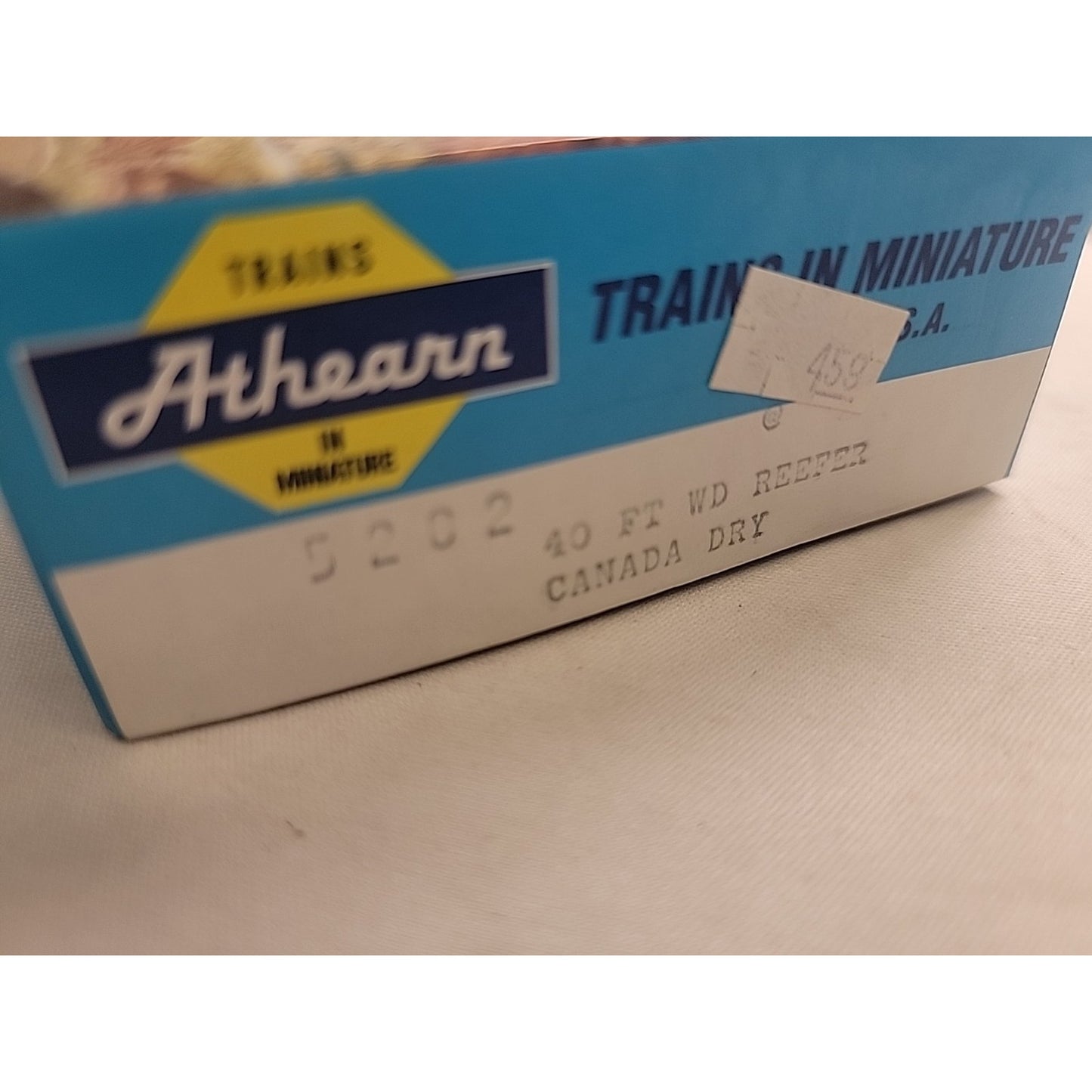 ATHEARN-CANADA DRY REEFER #9105~ HO SCALE W/ box