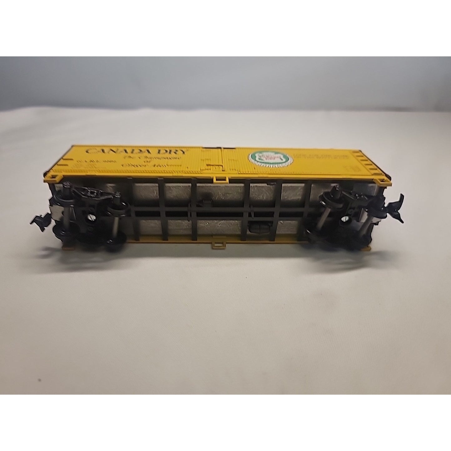 ATHEARN-CANADA DRY REEFER #9105~ HO SCALE W/ box