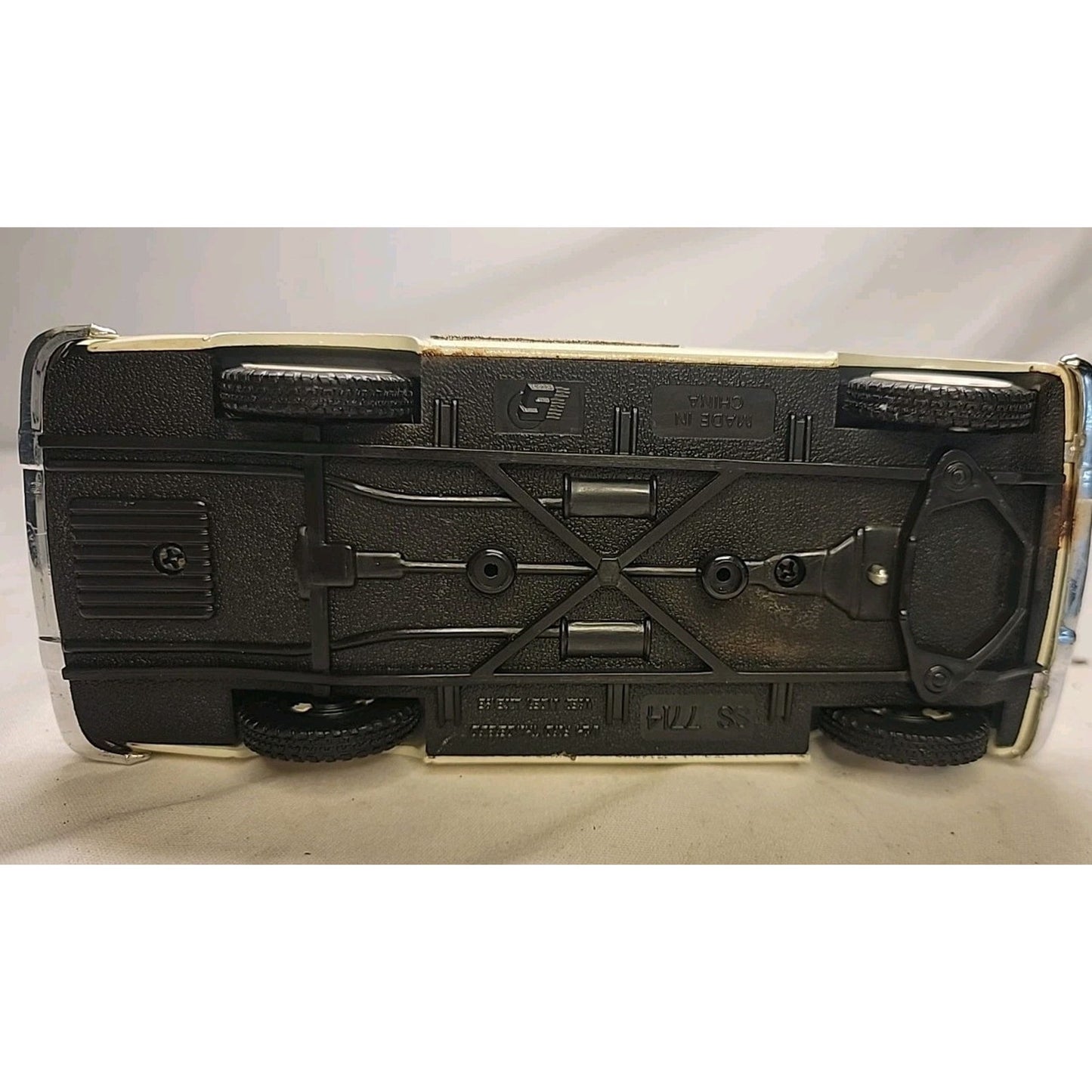 Diecast 1955 White Ford Thunderbird Convertible SS7714 Scale 1/24