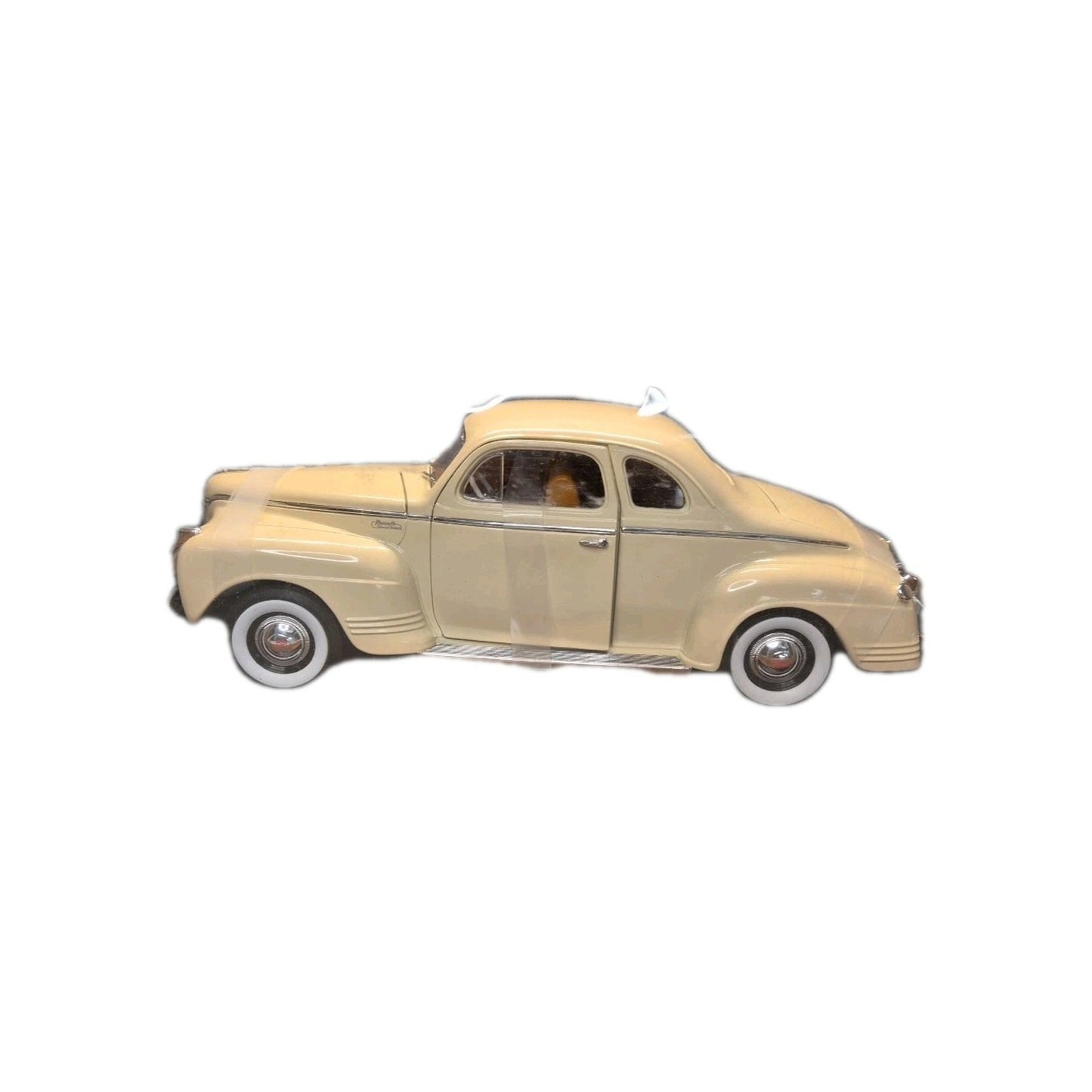 Road Signature- Deluxe Edition- 1941 Plymouth Special Deluxe, Cream 1:18