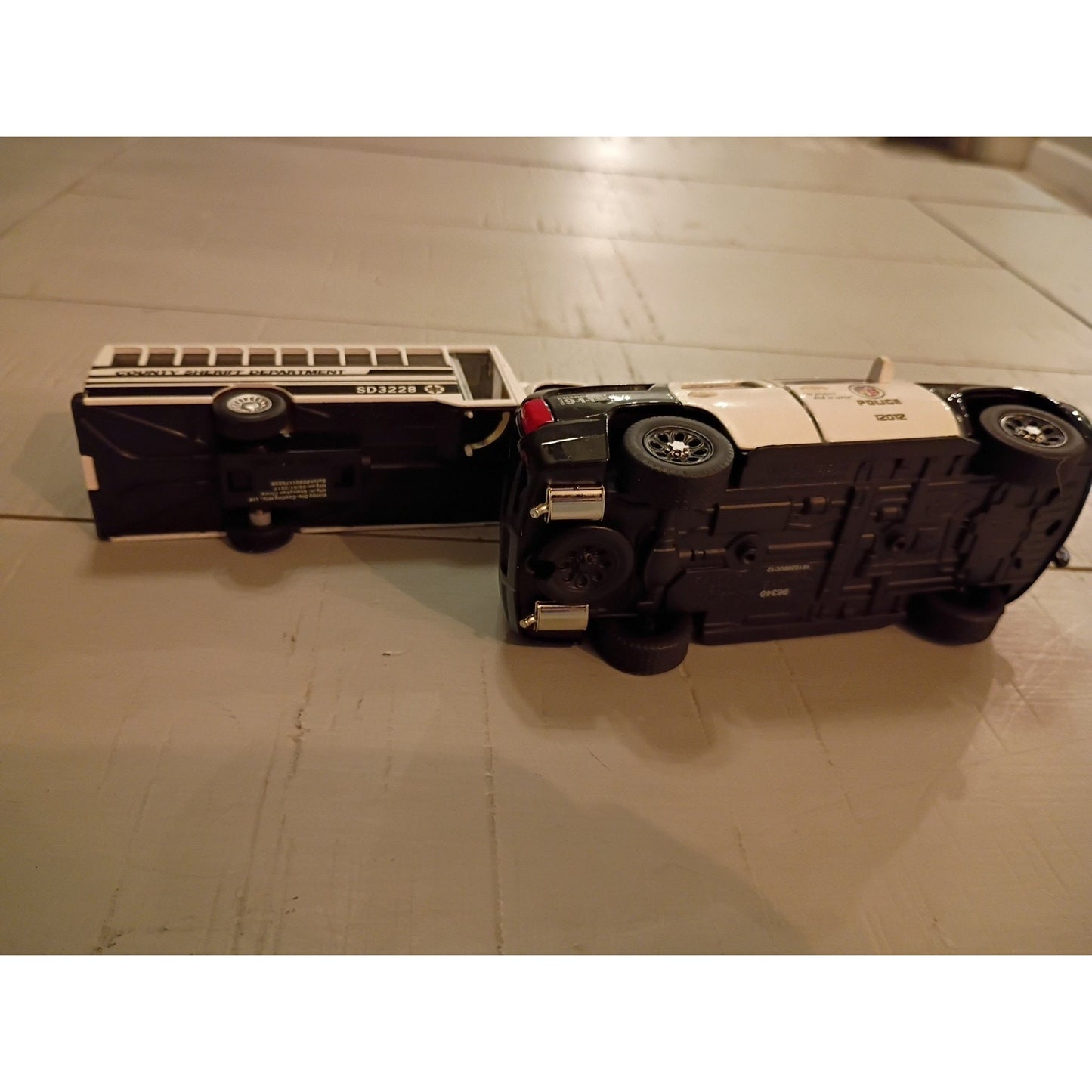 2 Pk Police SUV Crusier And Sheriff Bus. Tomahawk Diecast Starter Pack Display