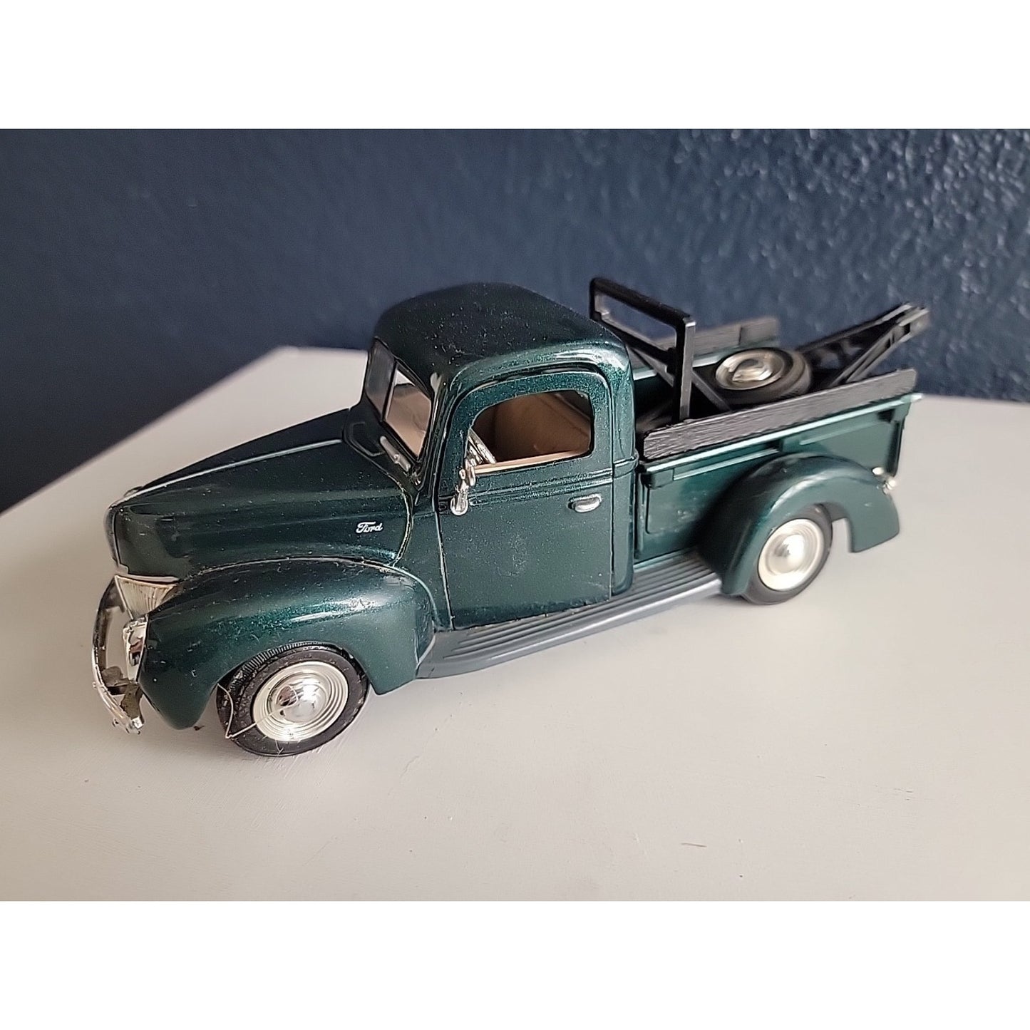 1940 Ford Pickup Truck 1/24 Scale Diecast Model Truck W Tow Equipment Used