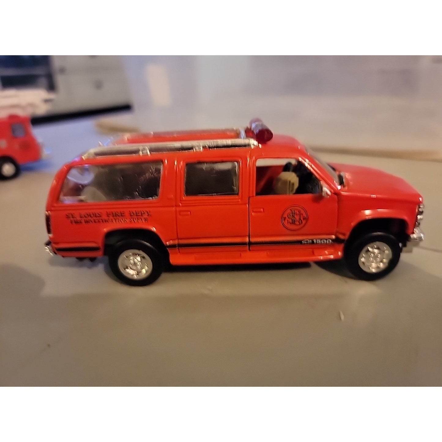 Road Champs Chevrolet Suburban St. Louis Fire Department 1/43