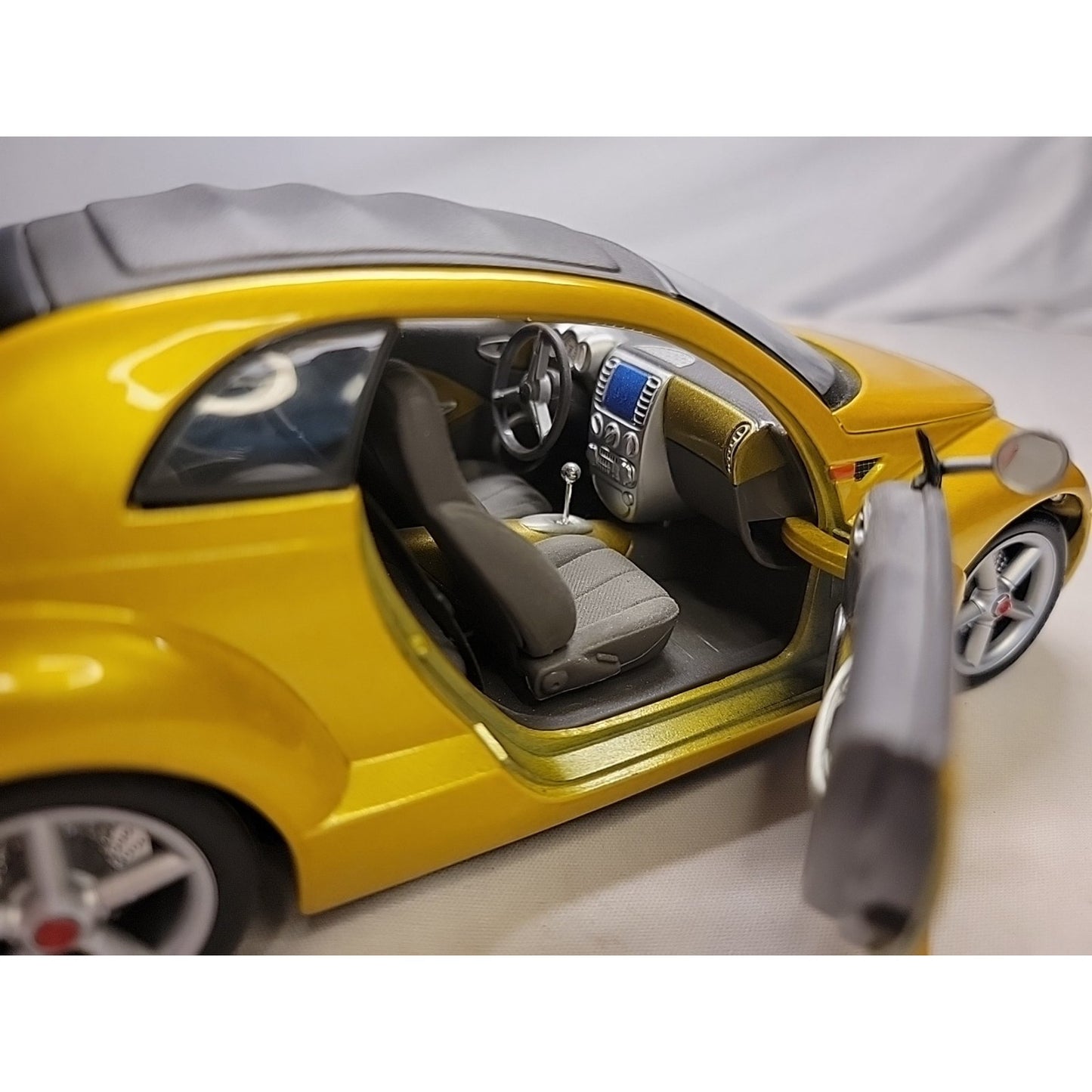 CHRYSLER PRONTO CRUIZER Maisto 1:18 Scale Yellow Gold Metallic Diecast PT