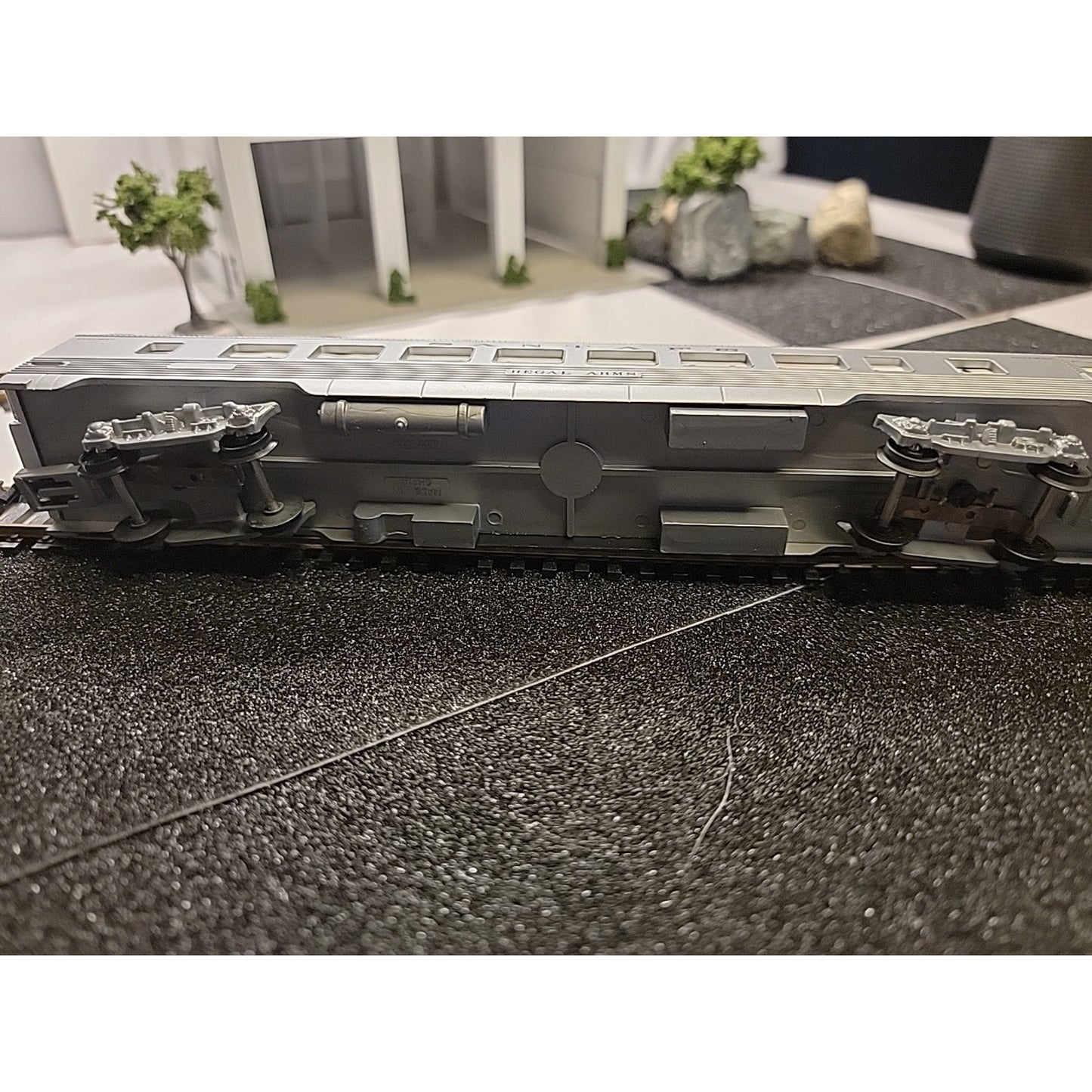 Life-Like HO Scale Santa Fe Regal Arms Pullman Illuminated Passenger Car