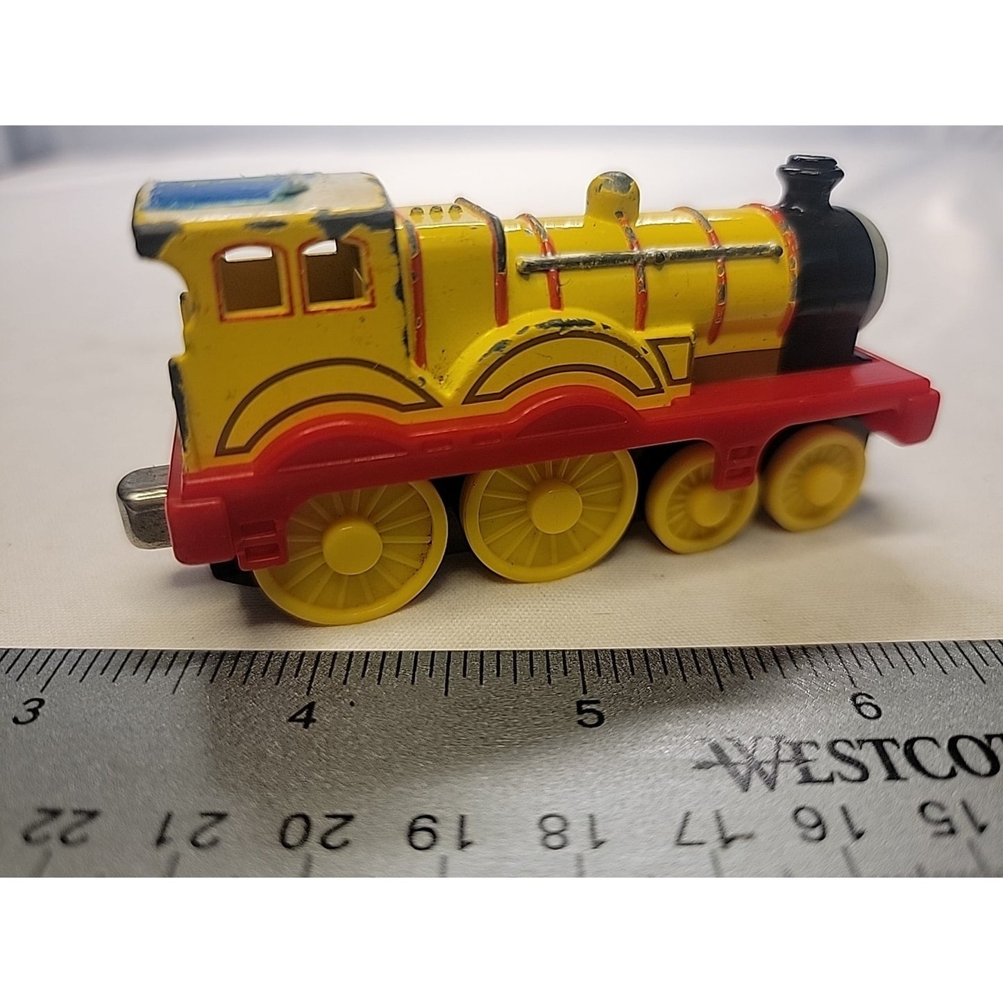 Thomas and Friends Molly Engine Yellow Diecast Take and Play 2006 Magnetic Train