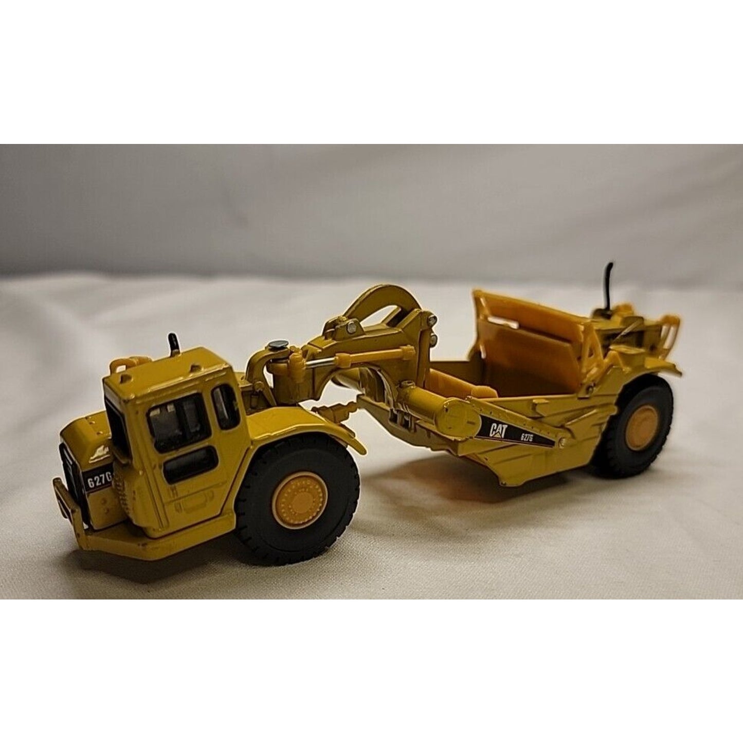 1/87 (HO) Cat 627G Wheel Tractor-Scraper Model-Diecast Masters-Caterpiller