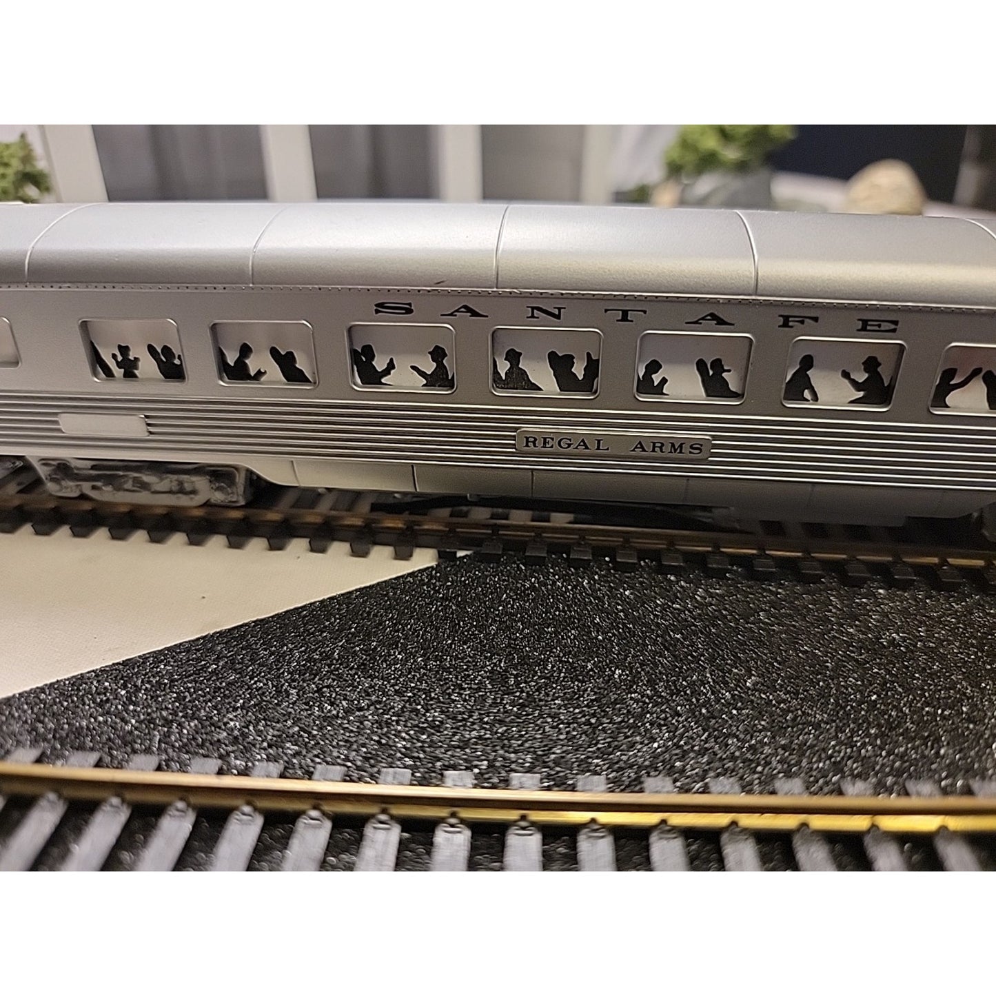 Life-Like HO Scale Santa Fe Regal Arms Pullman Illuminated Passenger Car