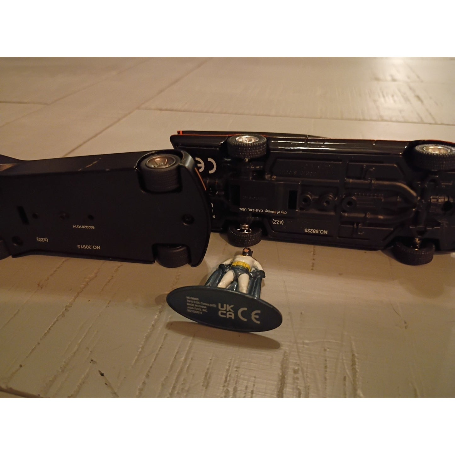 Jada Toys DC Comics 1:32 Batmobile 1989 & 66 Diecast And Metal Figurine