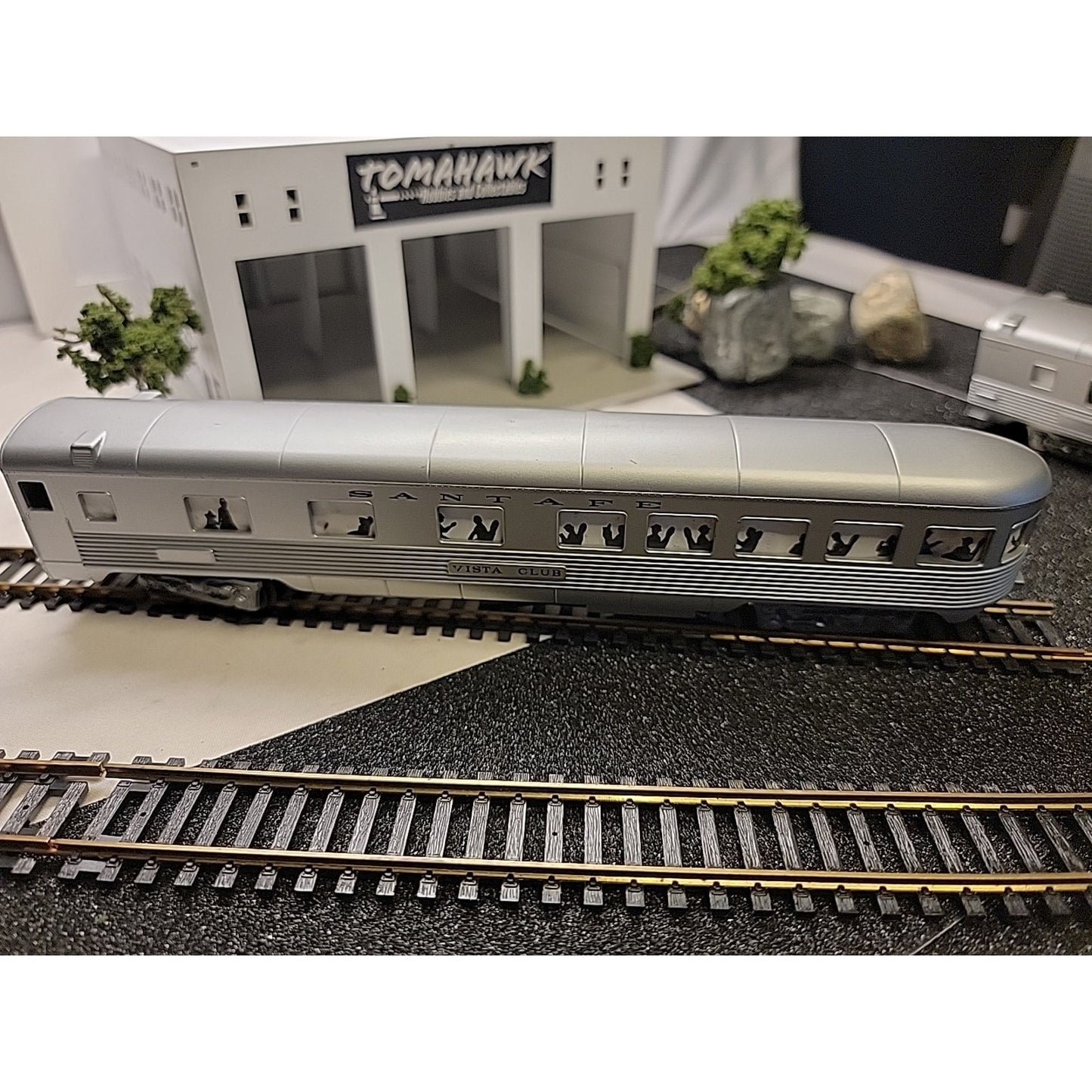 Life-Like HO Scale Santa Fe Vista Club Illuminated Passenger Car