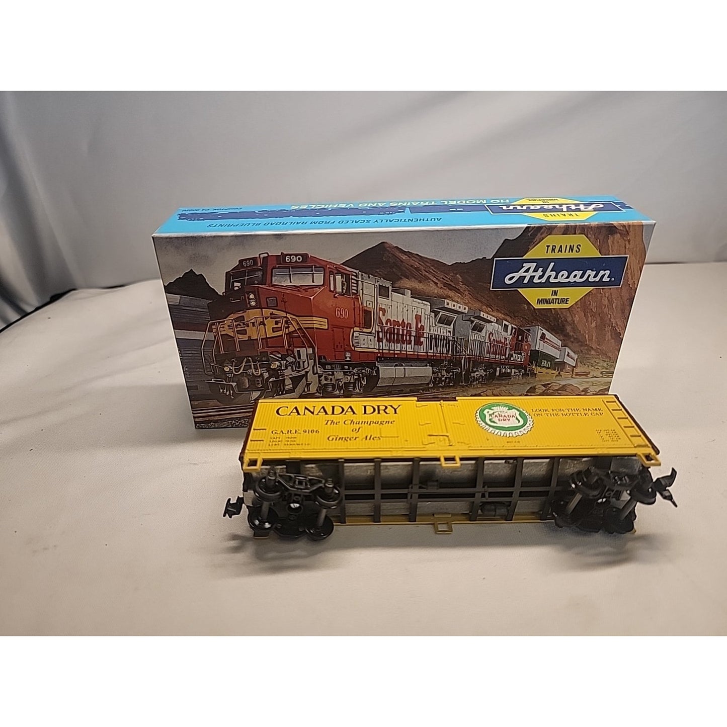 ATHEARN-CANADA DRY REEFER #9105~ HO SCALE W/ box