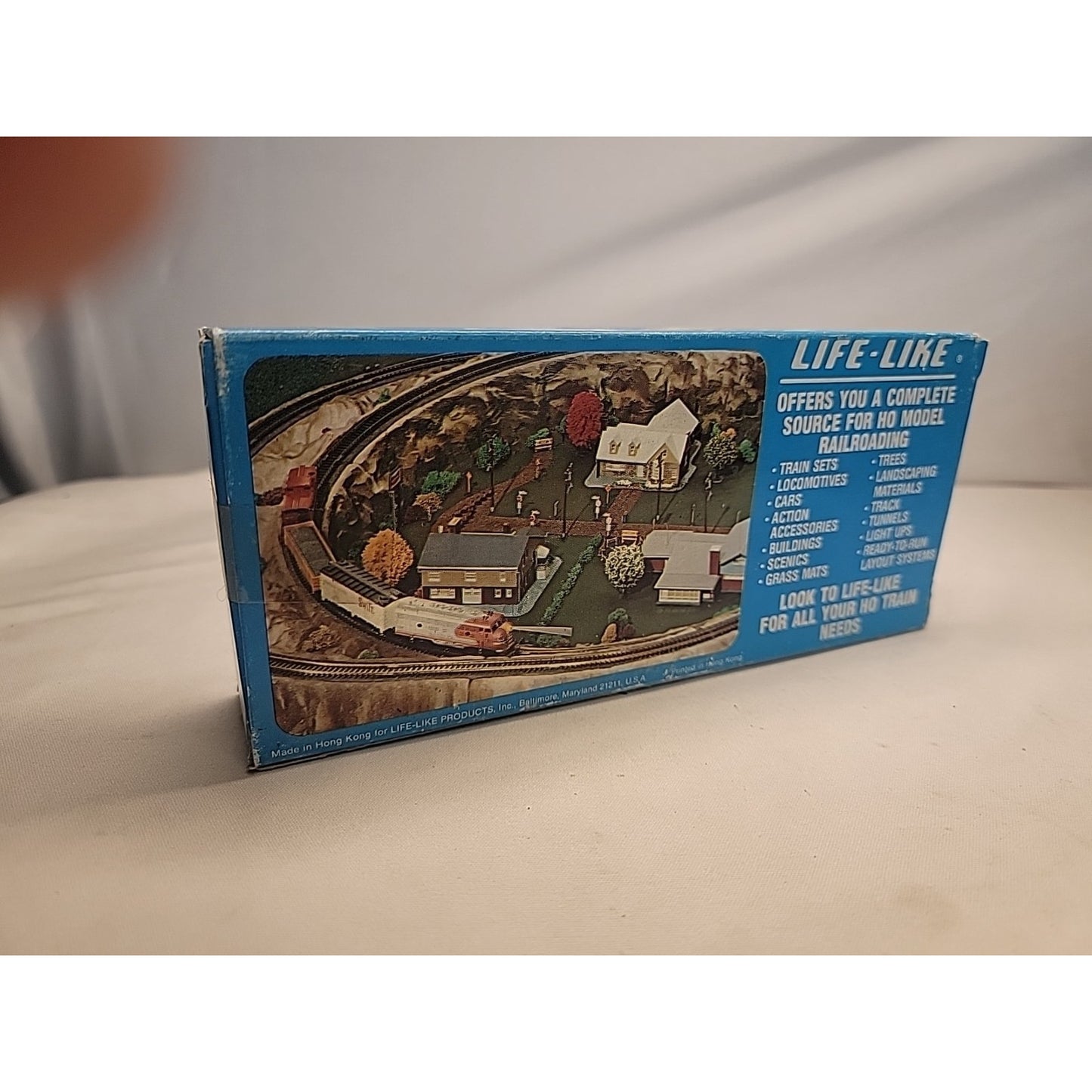 LIFE-LIKE: SWIFT SRLX1020 REEFER BOXCAR, WHITE HO SCALE W/box