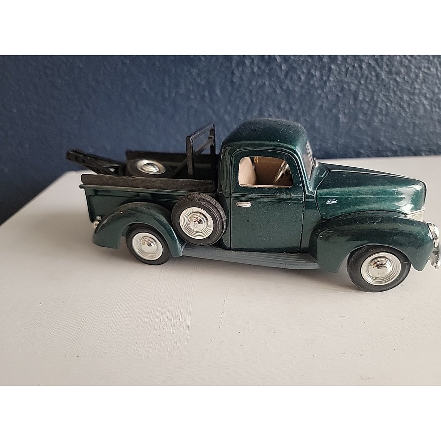 1940 Ford Pickup Truck 1/24 Scale Diecast Model Truck W Tow Equipment Used