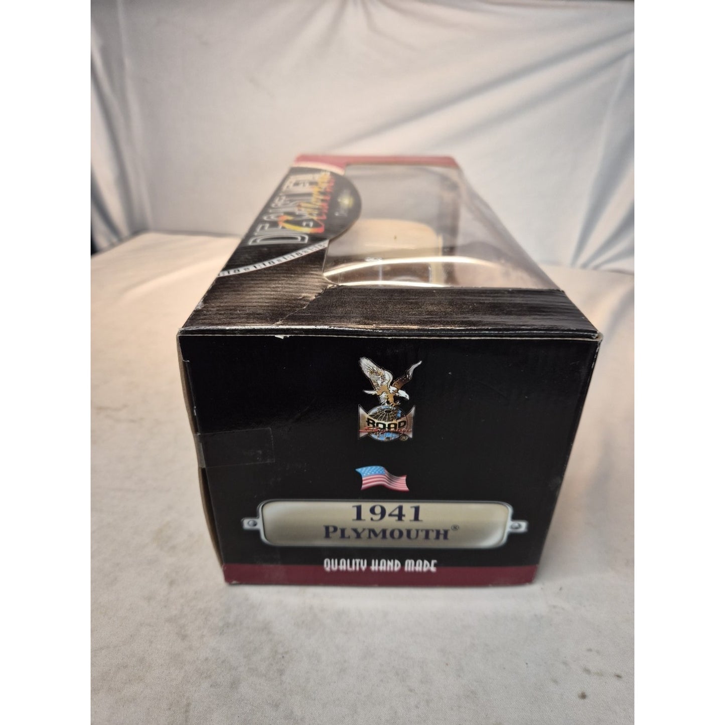Road Signature- Deluxe Edition- 1941 Plymouth Special Deluxe, Cream 1:18
