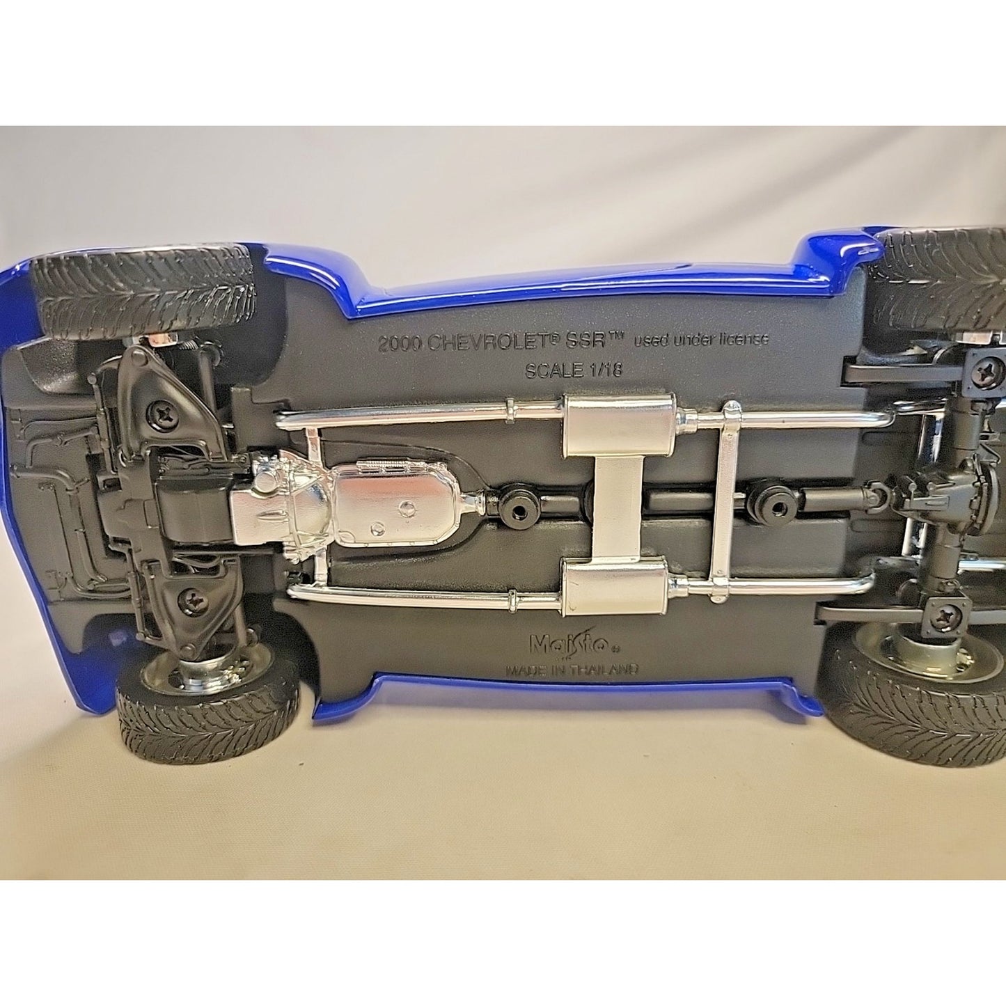 MAISTO - 2000 CHEVROLET SSR PICKUP TRUCK - 1/18 DIECAST