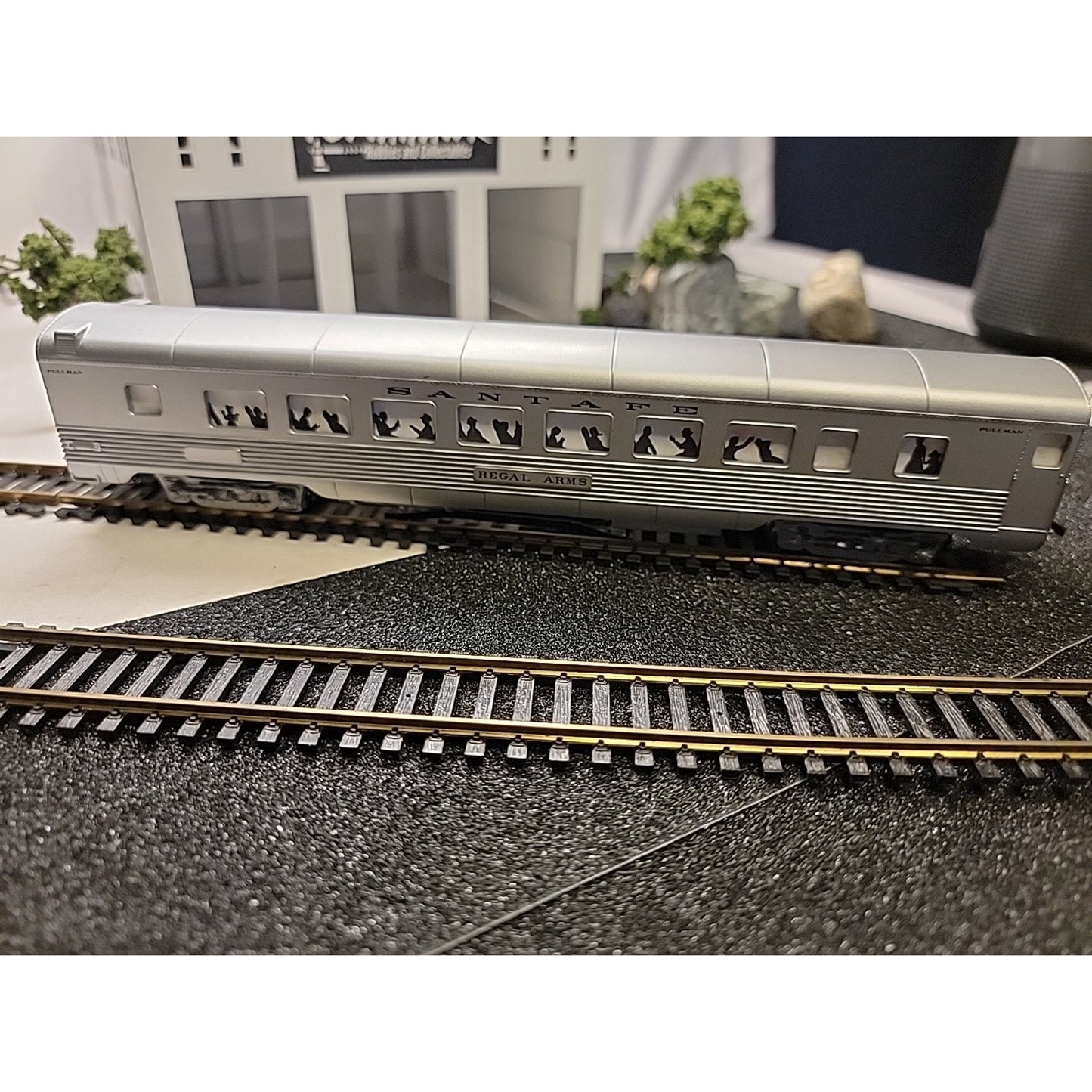 Life-Like HO Scale Santa Fe Regal Arms Pullman Illuminated Passenger Car