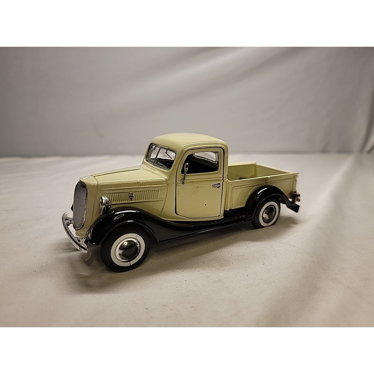Superior 1937 Ford Pickup Cream Color Die Cast 1/34 Scale #SS5607