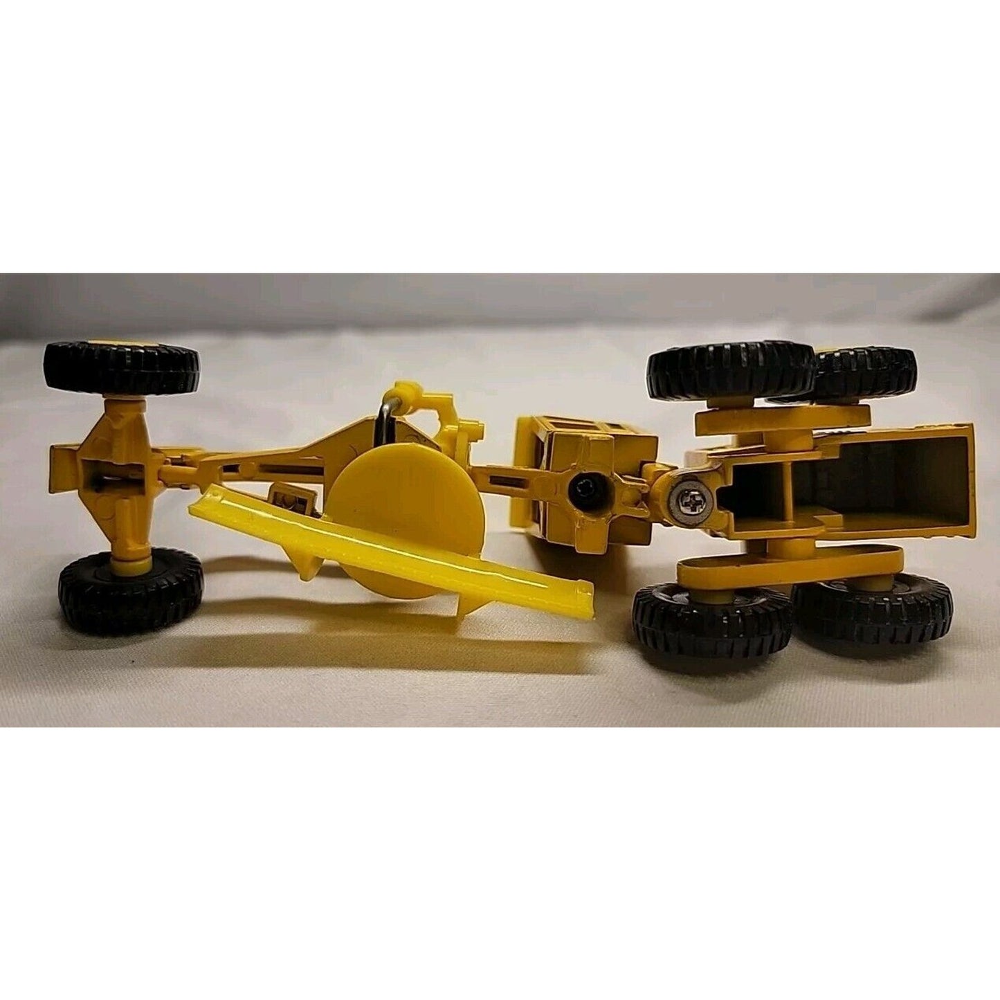 Ertl Caterpillar 1:64 Scale Road Scraper