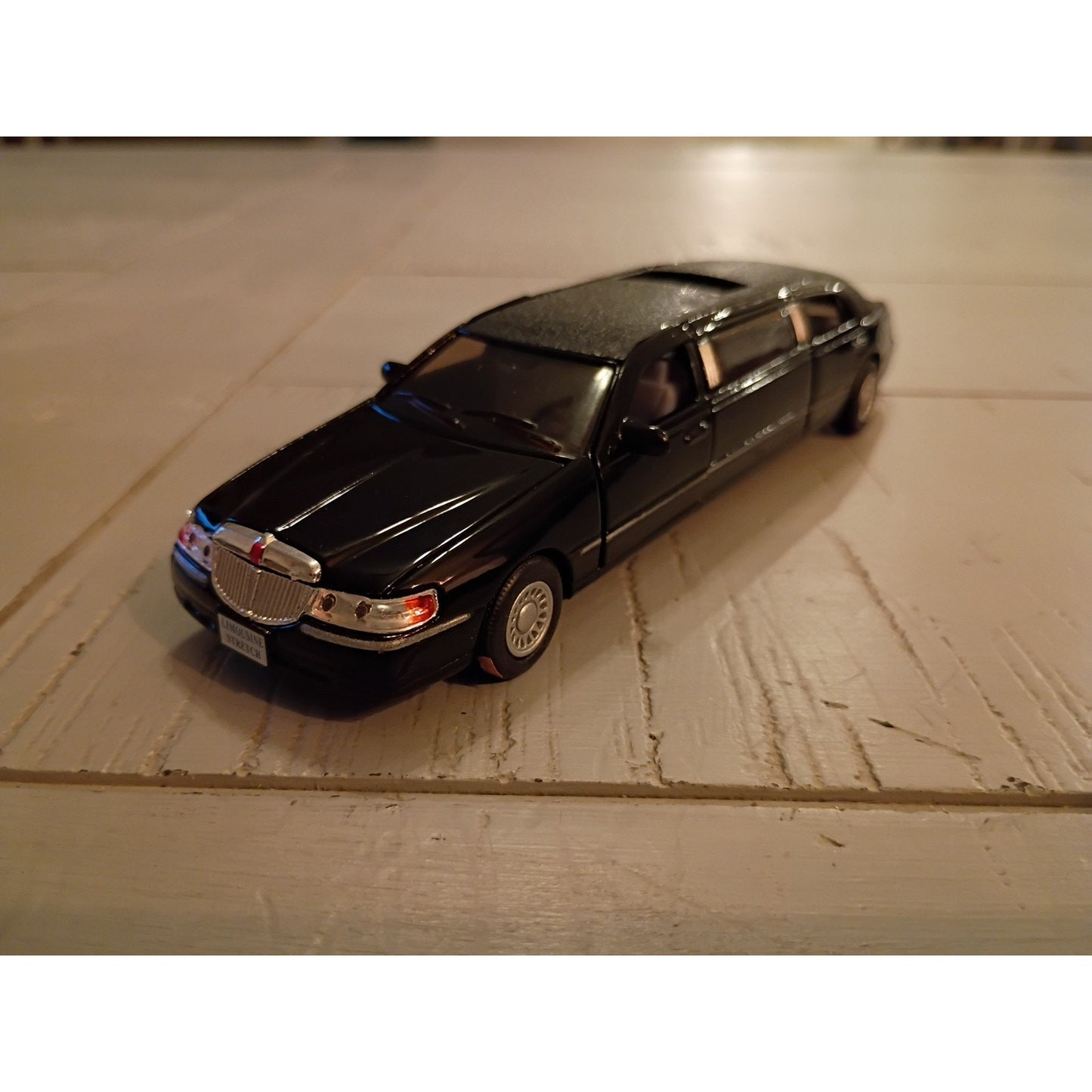 2012 Kinsmart 1:38 Black 1999 Lincoln Town Car Stretch Limousine