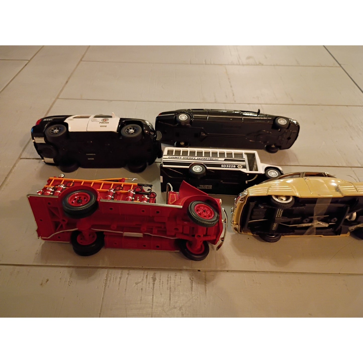 Tomahawk Diecast 5 Pk Police, Sheriff, Fire, Fleetline And Limo