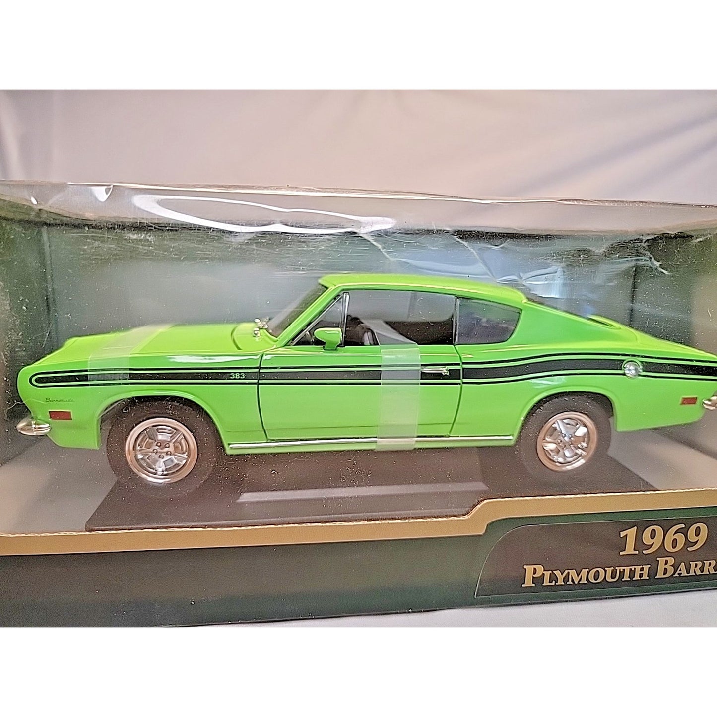 Road Signature Deluxe Edition 1969 Plymouth Barracuda LIME GREEN 1:18