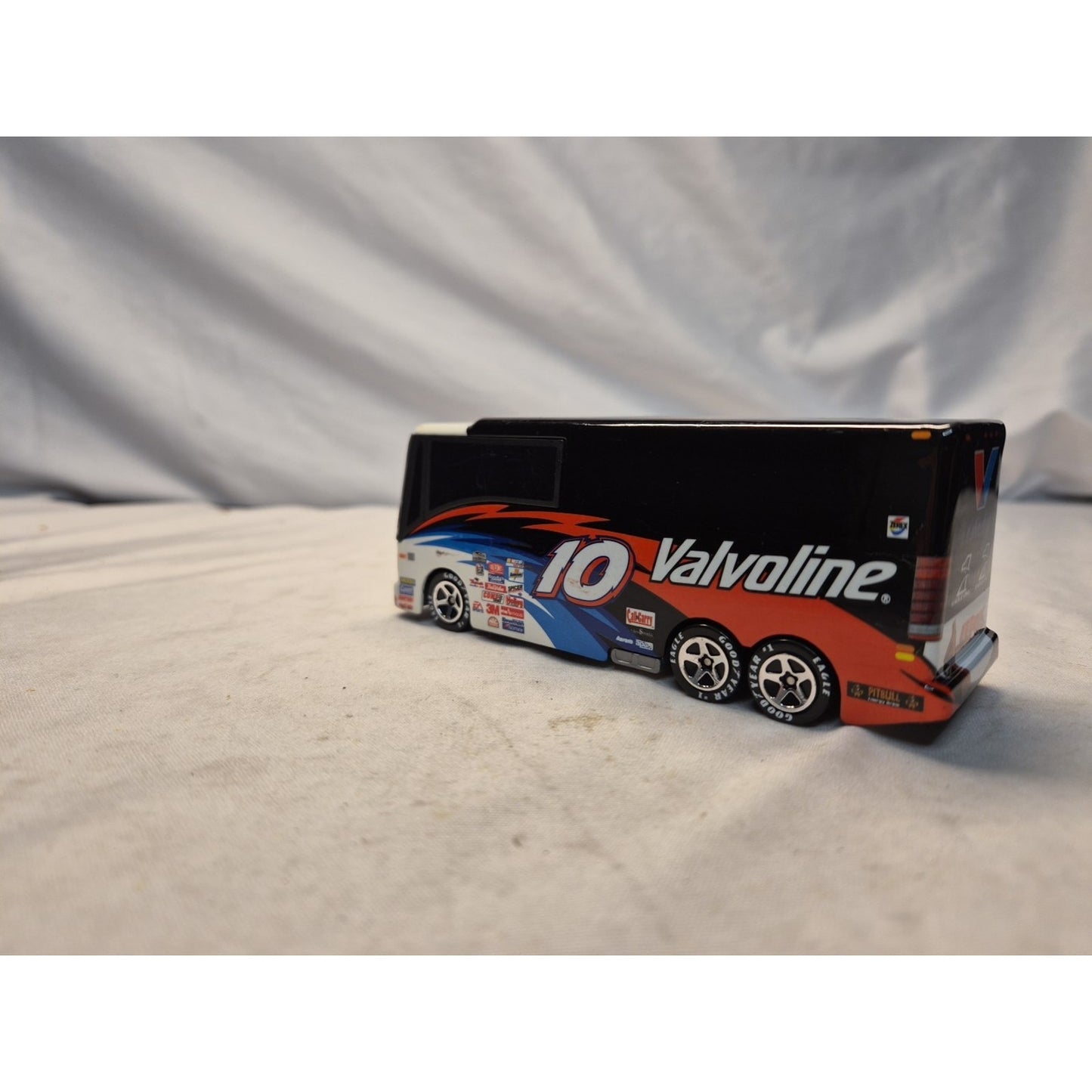 HOT WHEELS NASCAR 2002 LUXURY RIDES VALVOLINE JOHNNY BENSON TOURING BUS