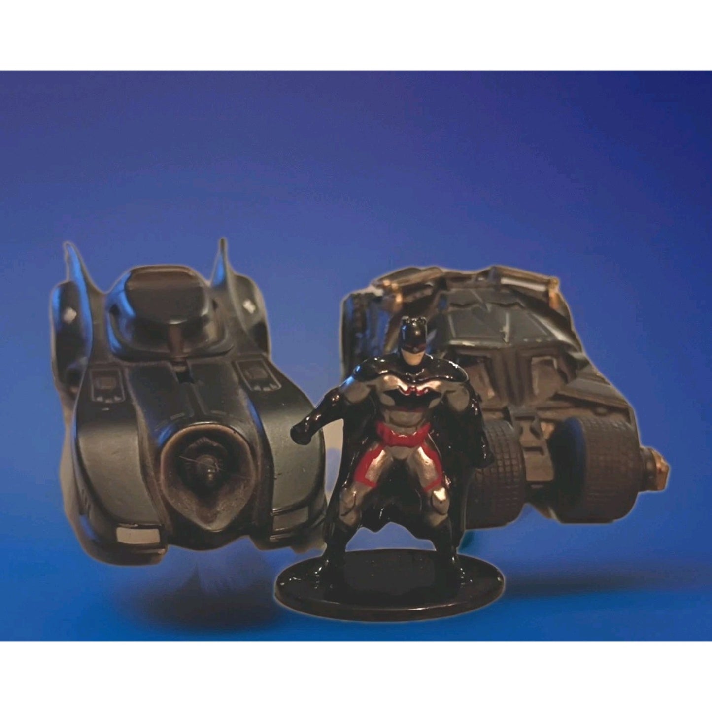 DC Comics -Batman , 2 batmobiles And A Metal Figurine