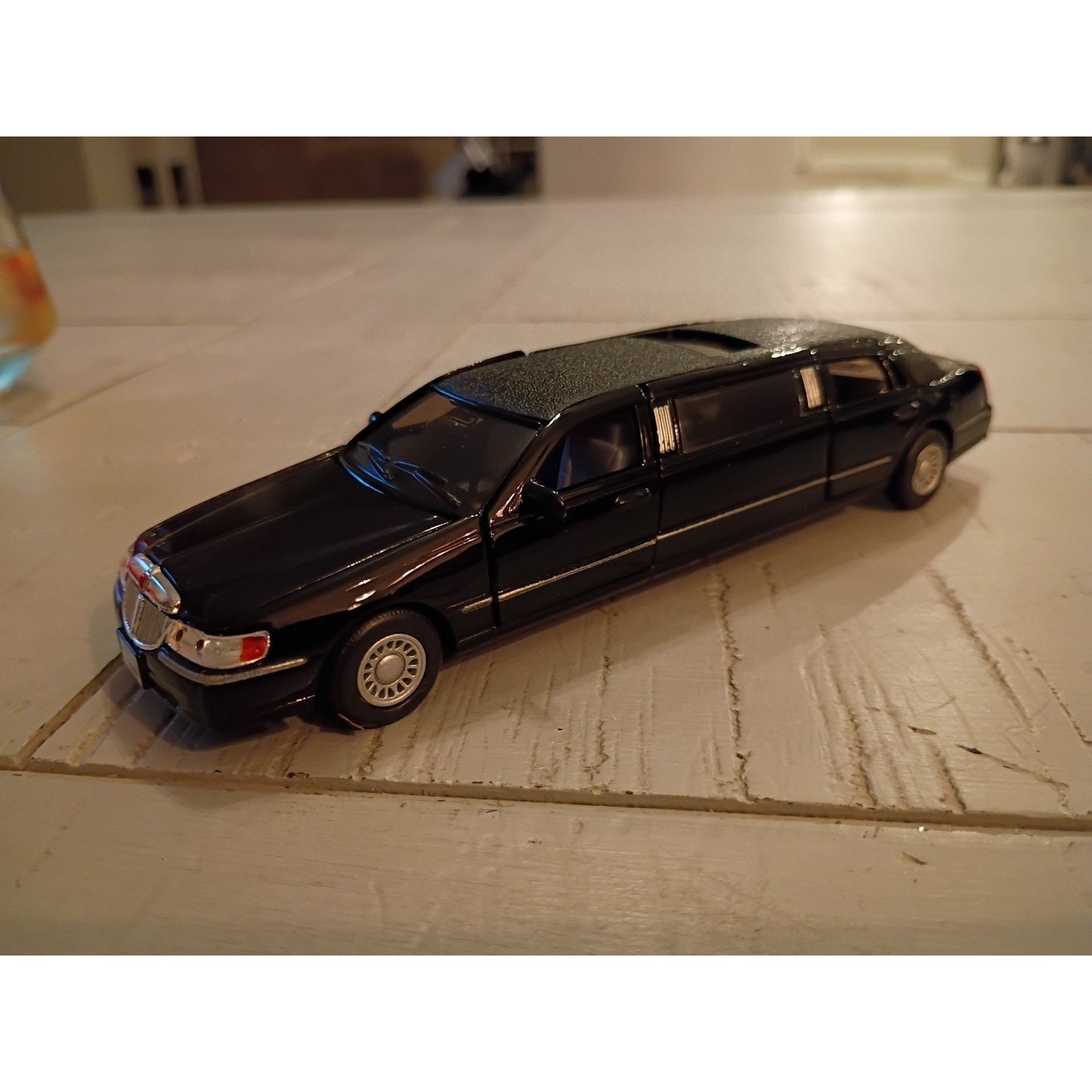2012 Kinsmart 1:38 Black 1999 Lincoln Town Car Stretch Limousine