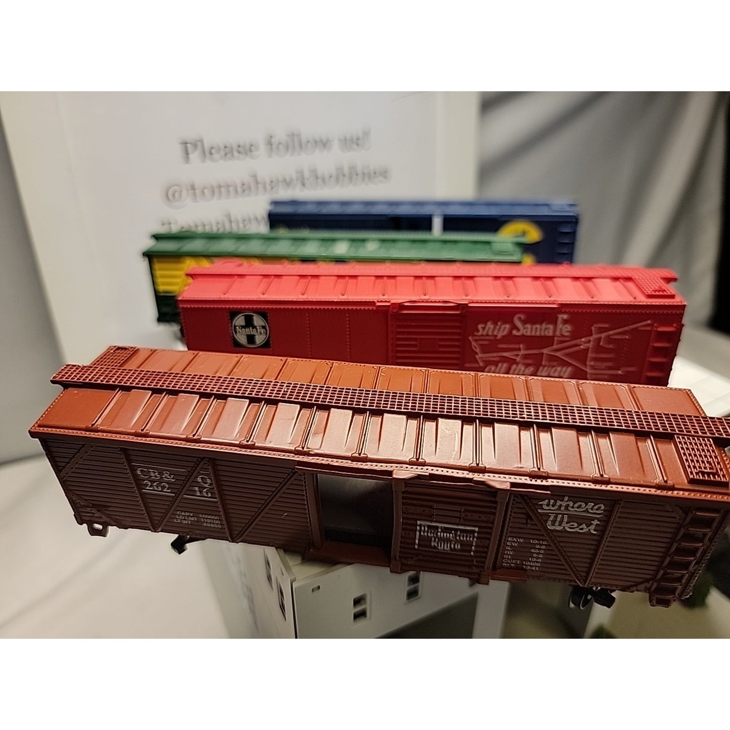 ho scale box cars lot (4) Used Missing Slide Door
