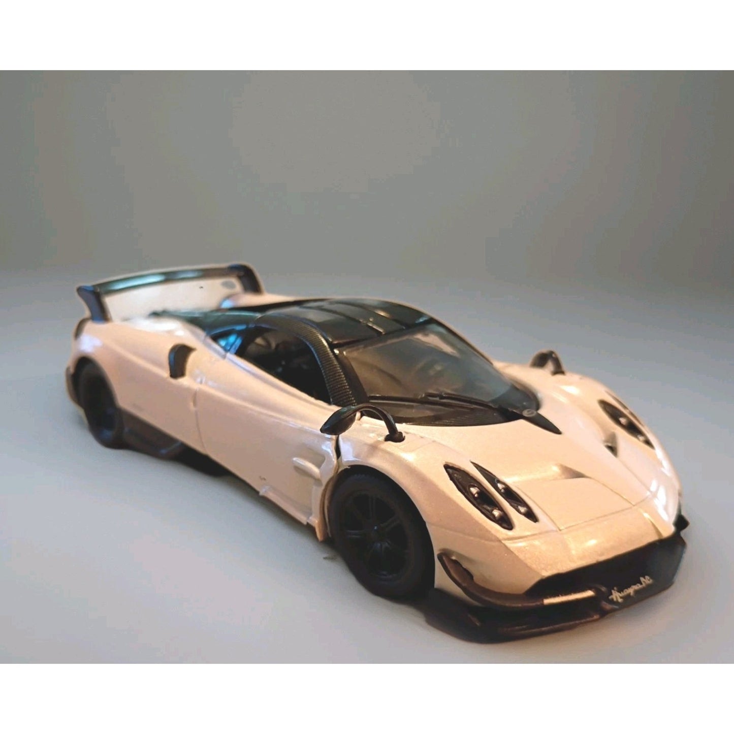Kinsmart Pagani Huayra Diecast 1:38 White Metallic