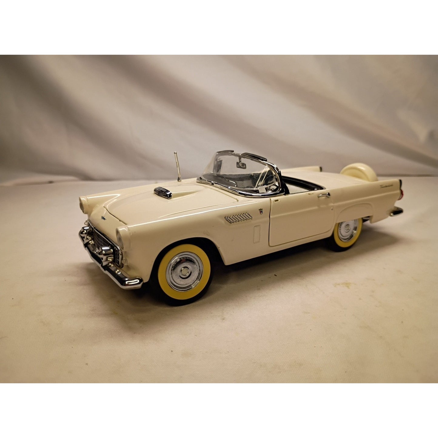 1956 Ford Thunderbird Convertible Colonial 1/24 Diecast Scale