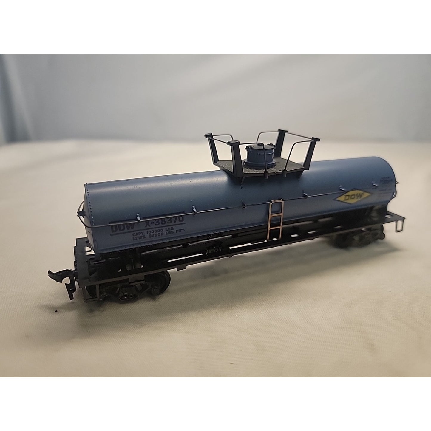 ATHEARN Dow Chem. Tank Car #1553 1:89 W/ Box; Used