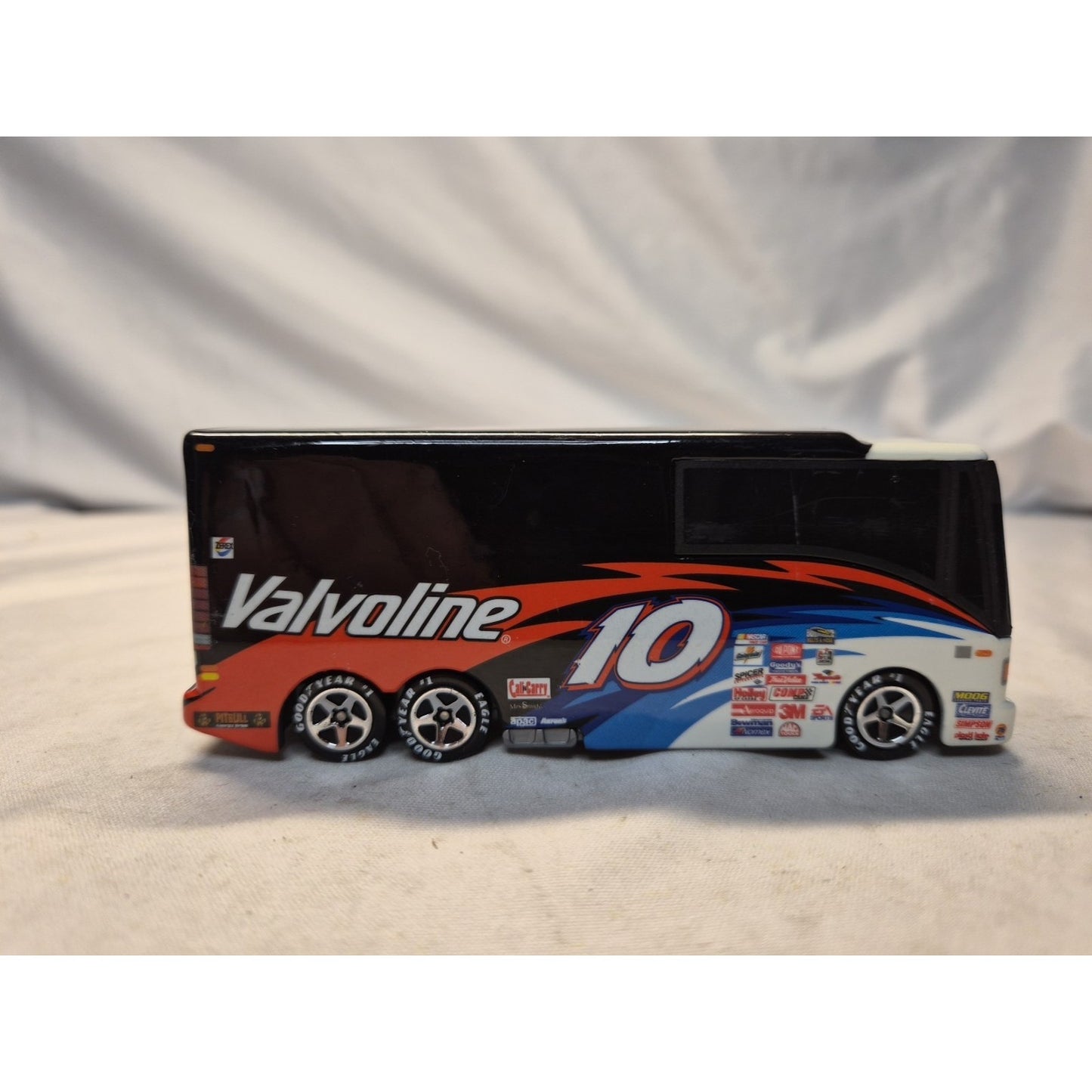 HOT WHEELS NASCAR 2002 LUXURY RIDES VALVOLINE JOHNNY BENSON TOURING BUS