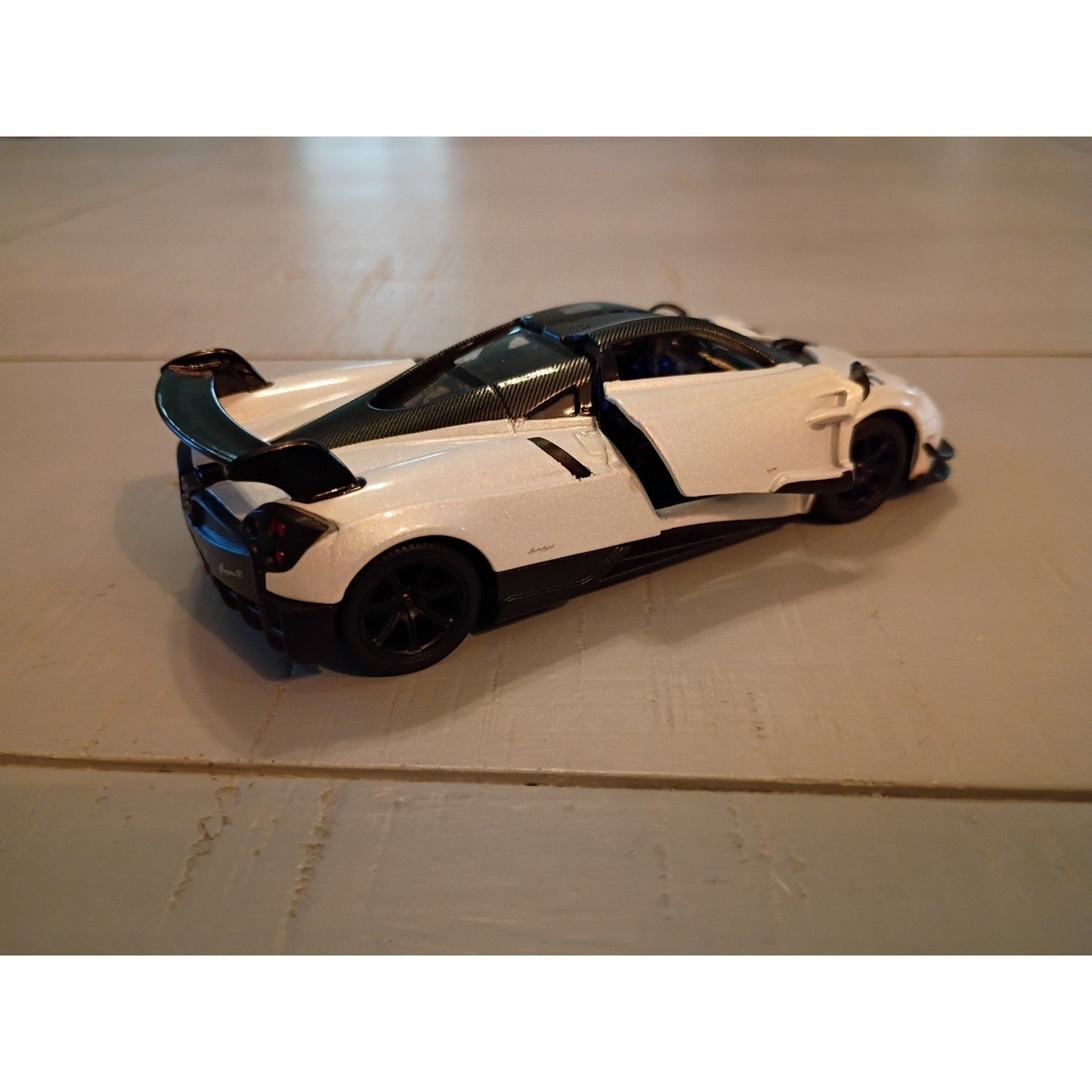 Kinsmart Pagani Huayra Diecast 1:38 White Metallic