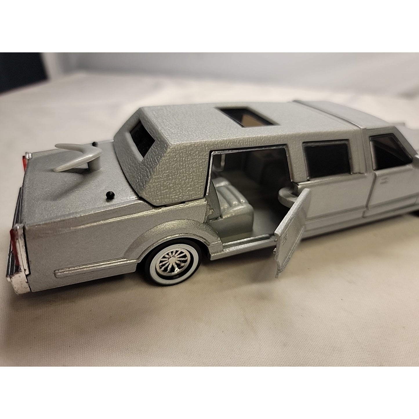 Vintage 1:32 Diecast Model Lincoln Limousine