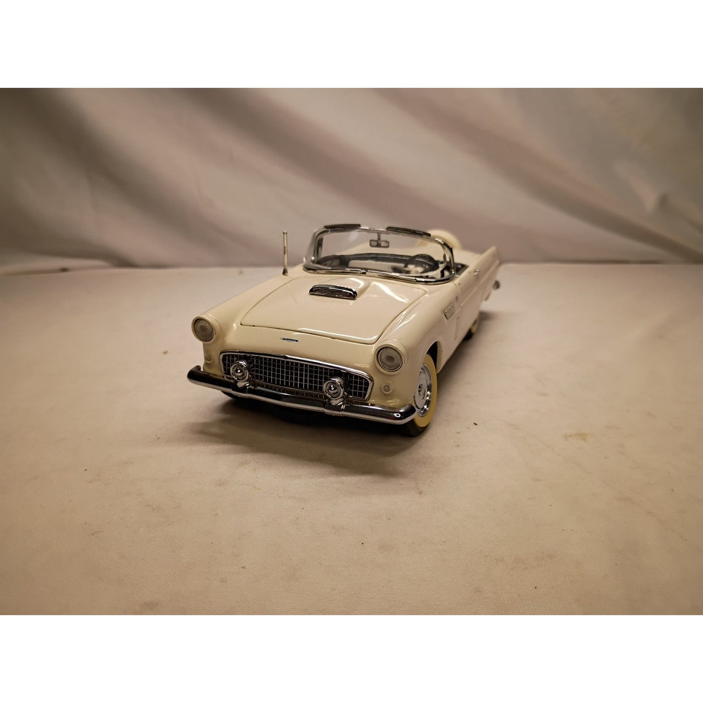 1956 Ford Thunderbird Convertible Colonial 1/24 Diecast Scale