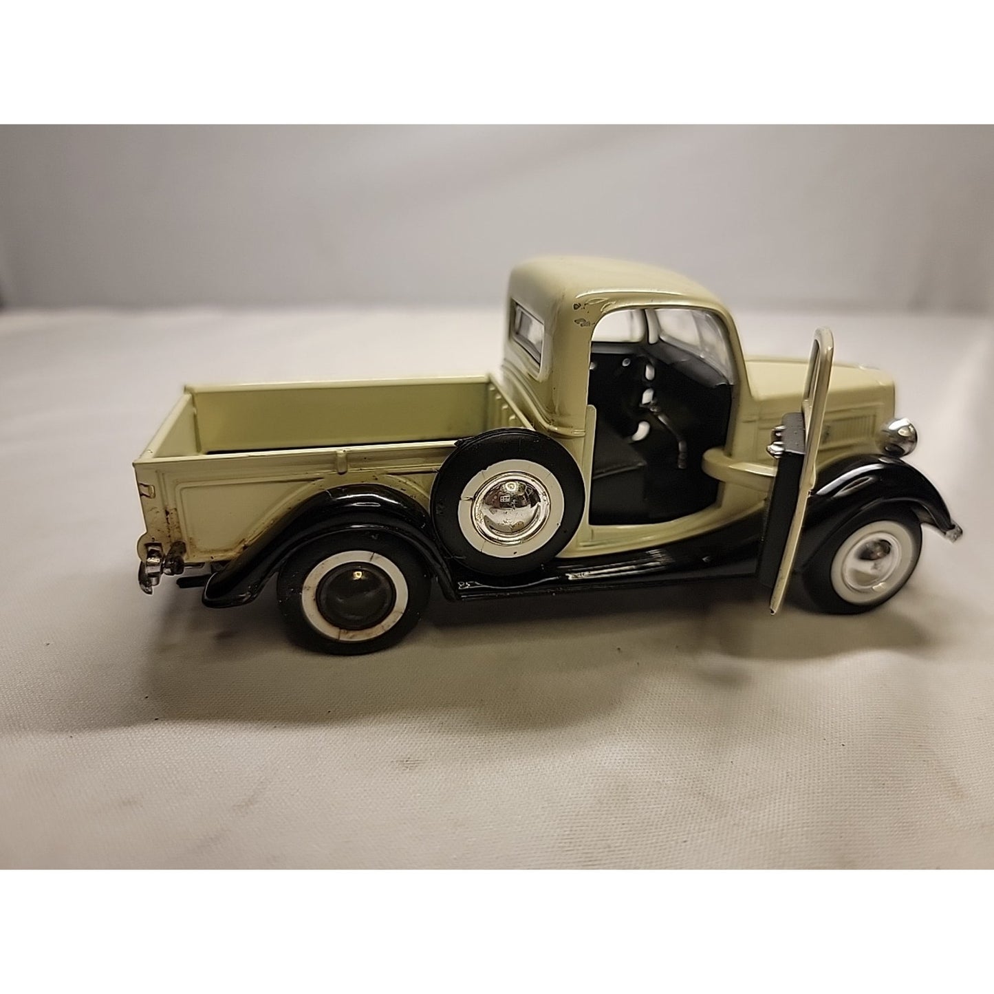 Superior 1937 Ford Pickup Cream Color Die Cast 1/34 Scale #SS5607