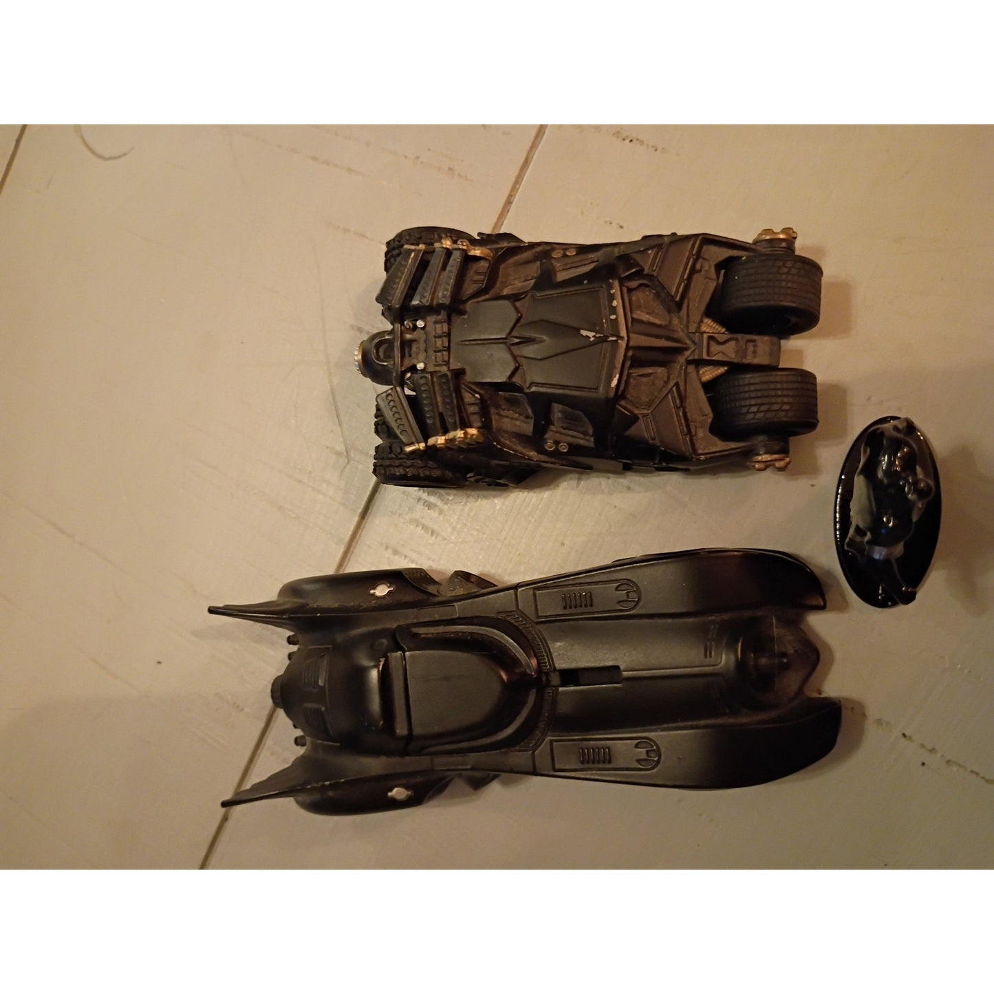 DC Comics -Batman , 2 batmobiles And A Metal Figurine