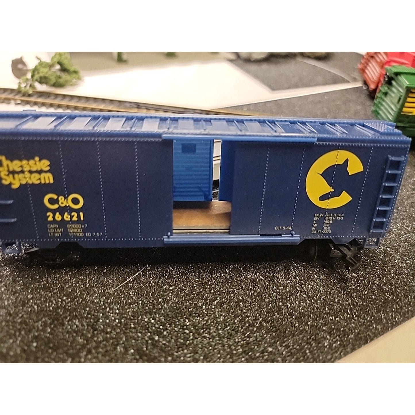 ho scale box cars lot (4) Used Missing Slide Door
