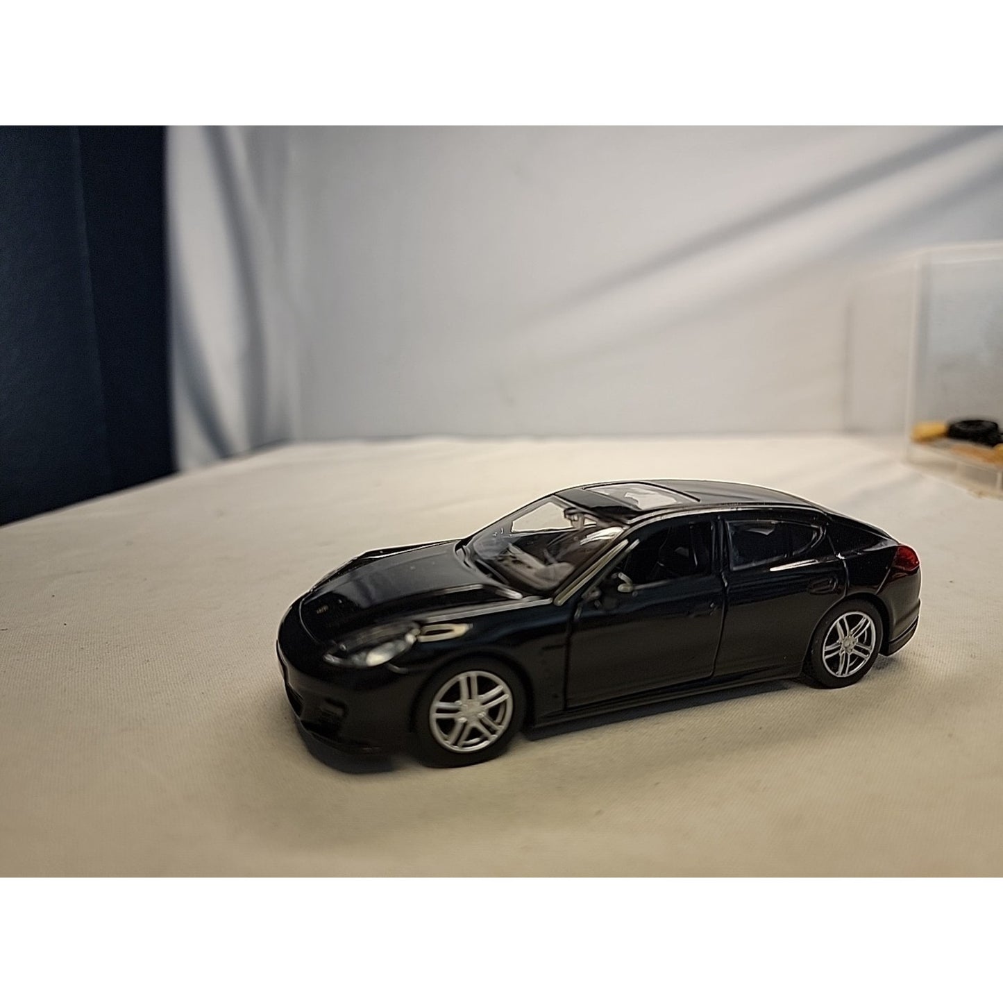 1/36 Porsche Panamera Alloy Diecast Car Model Toy 2 Doors Open Pull Back Car
