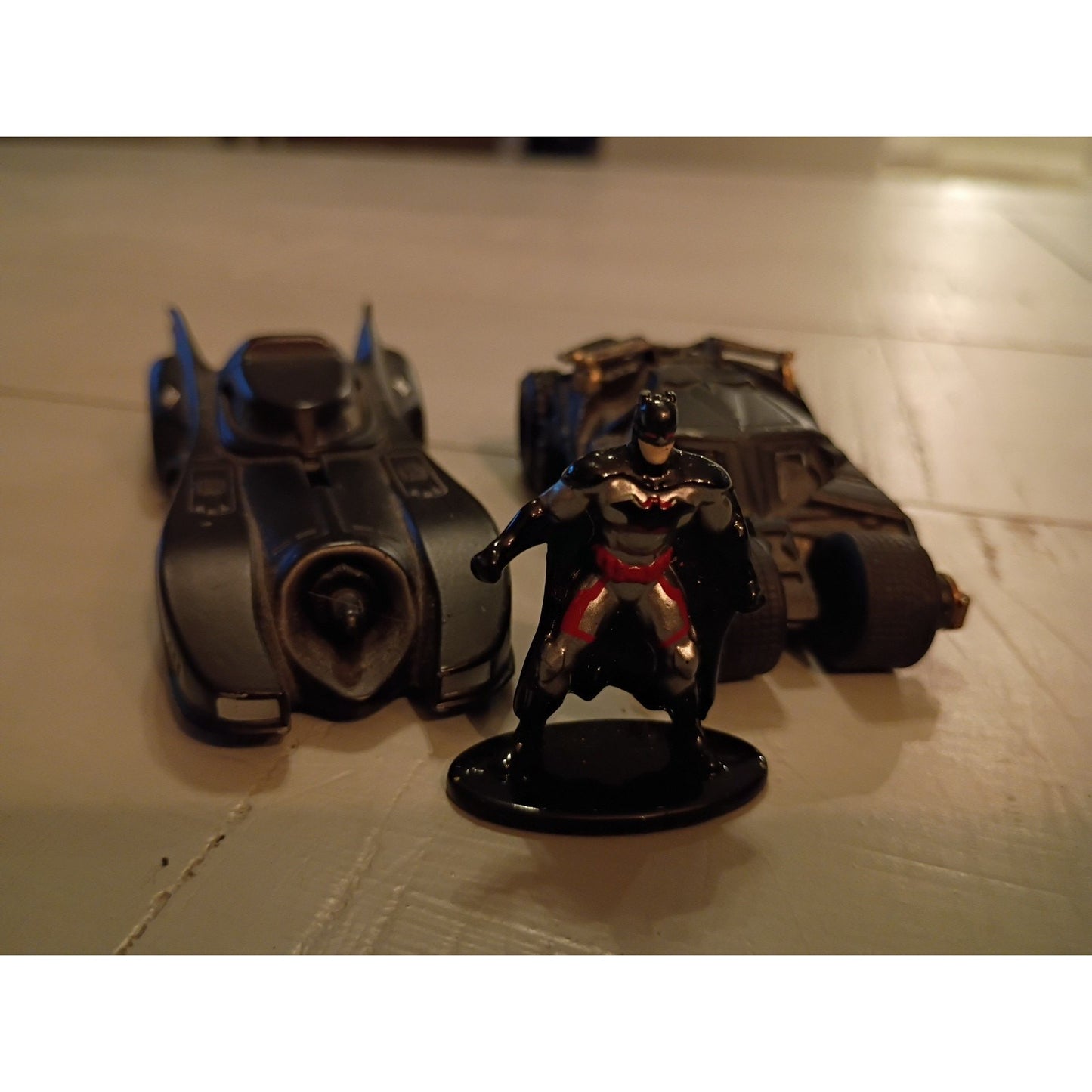 DC Comics -Batman , 2 batmobiles And A Metal Figurine