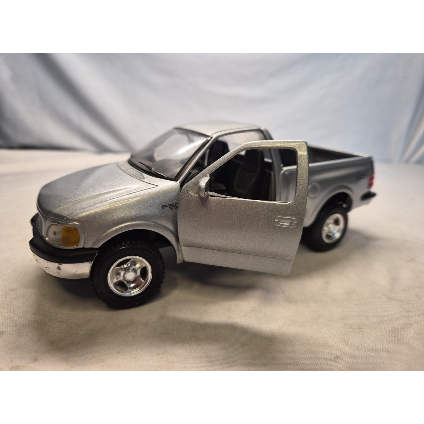 Maistro Diecast 1997 Ford F150 Pickup Silver Truck Doors Open