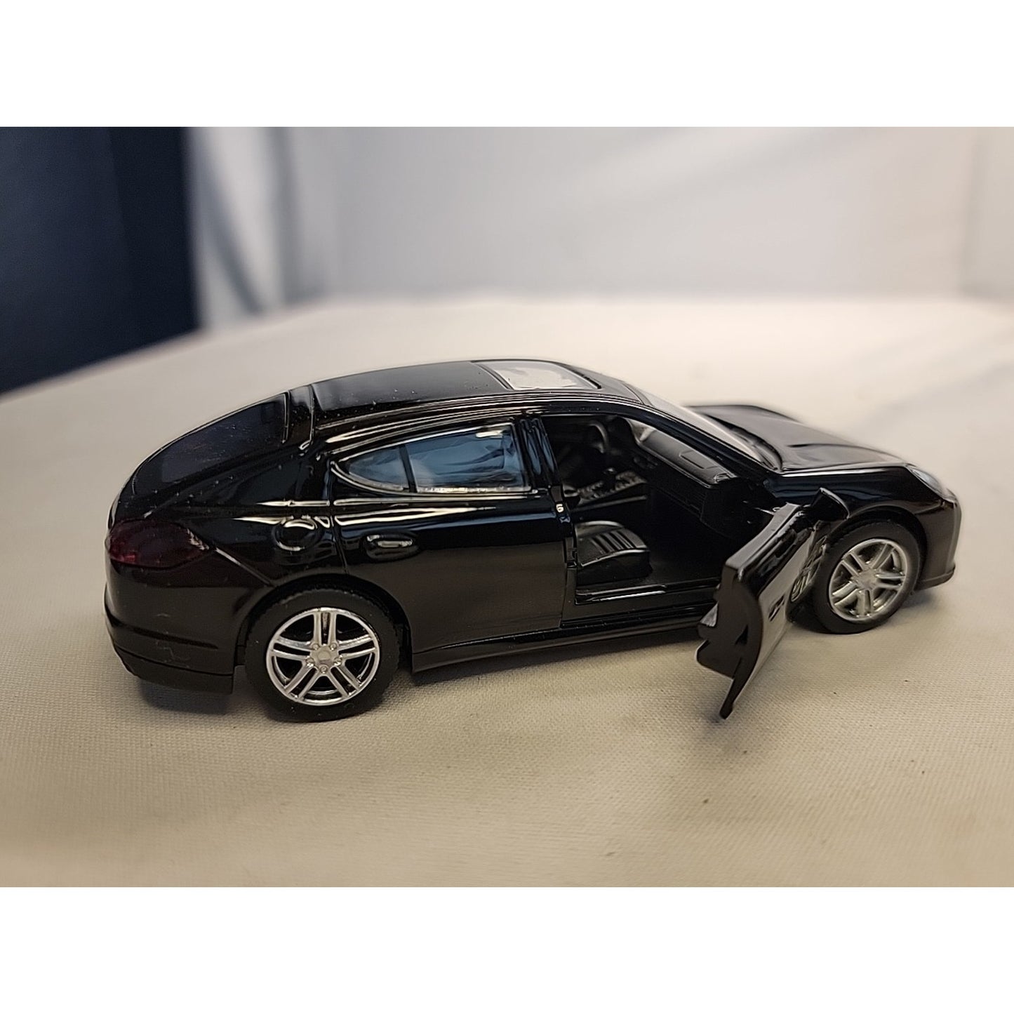 1/36 Porsche Panamera Alloy Diecast Car Model Toy 2 Doors Open Pull Back Car