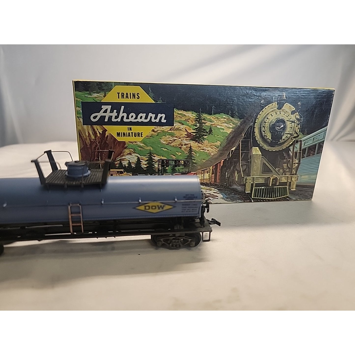 ATHEARN Dow Chem. Tank Car #1553 1:89 W/ Box; Used