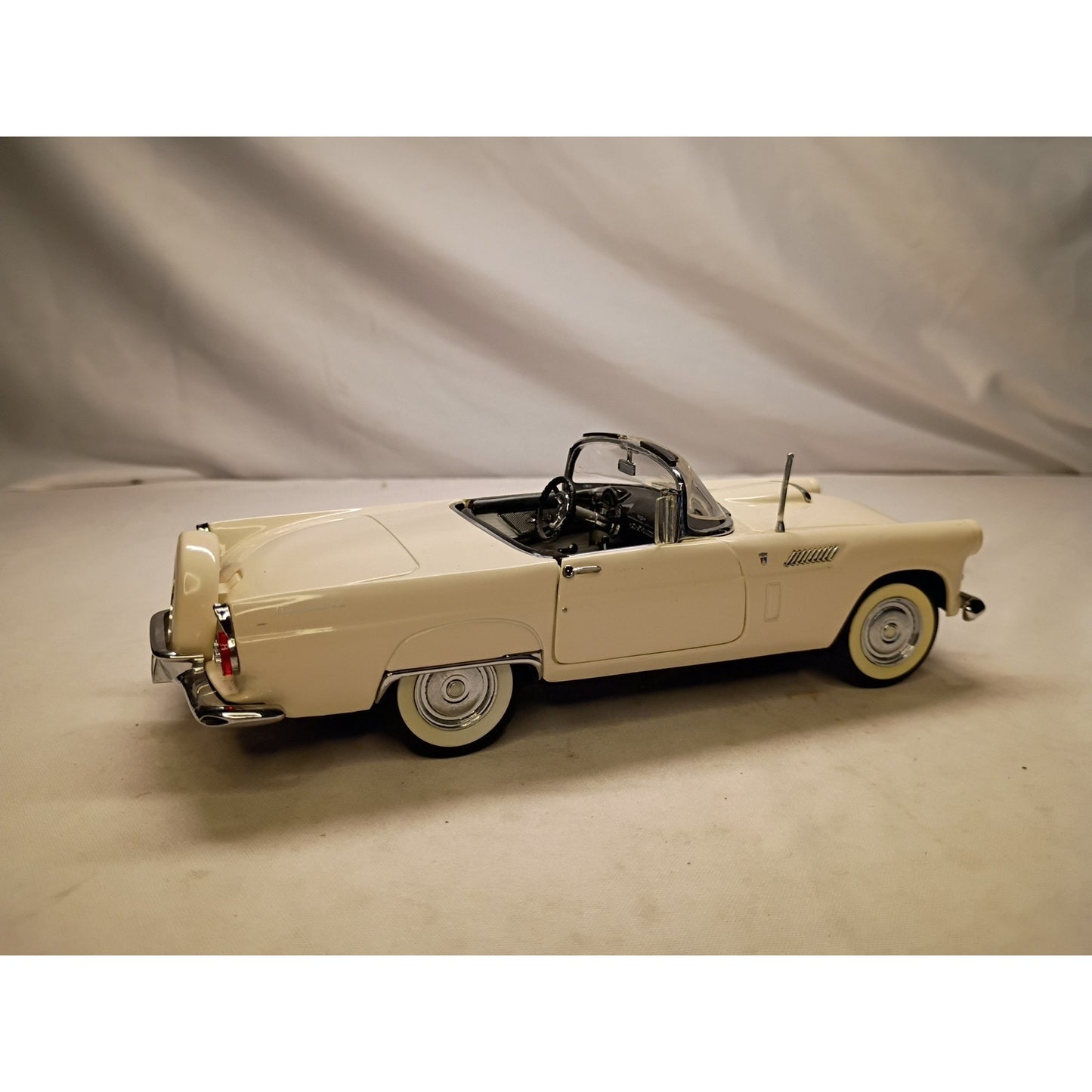 1956 Ford Thunderbird Convertible Colonial 1/24 Diecast Scale