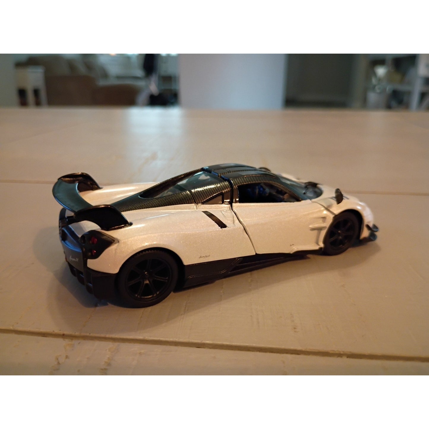 Kinsmart Pagani Huayra Diecast 1:38 White Metallic