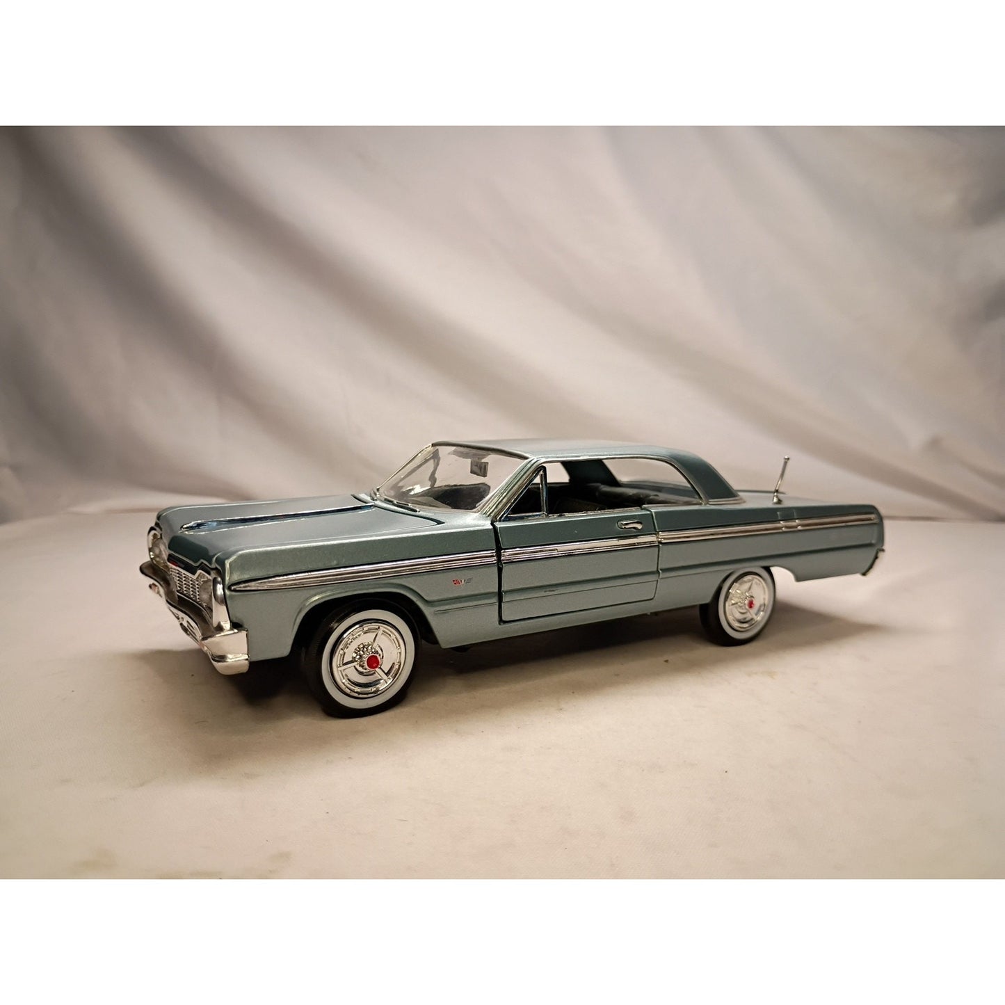 1964 Chevrolet Impala - Blue Diecast 1:24 Scale Model Car