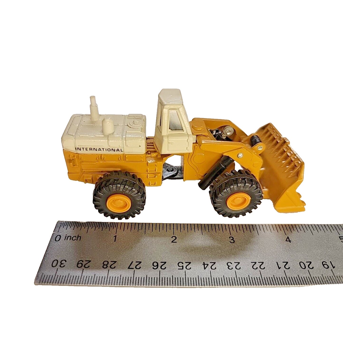 ERTL DIECAST TOY TRUCK CONSTRUCTION INTERNATIONAL BUCKET LOADER DIGGER